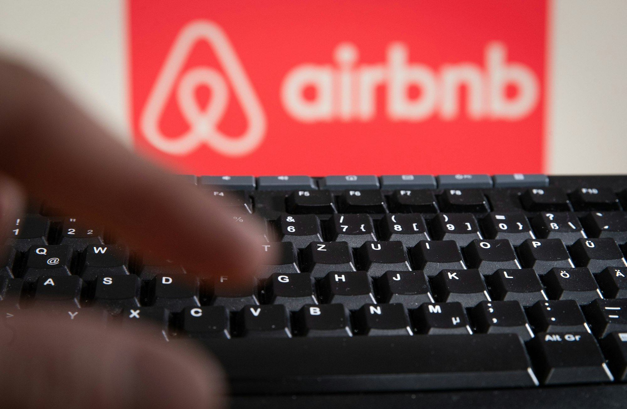 „airbnb“ ist hinter einer Computertastatur zu lesen.