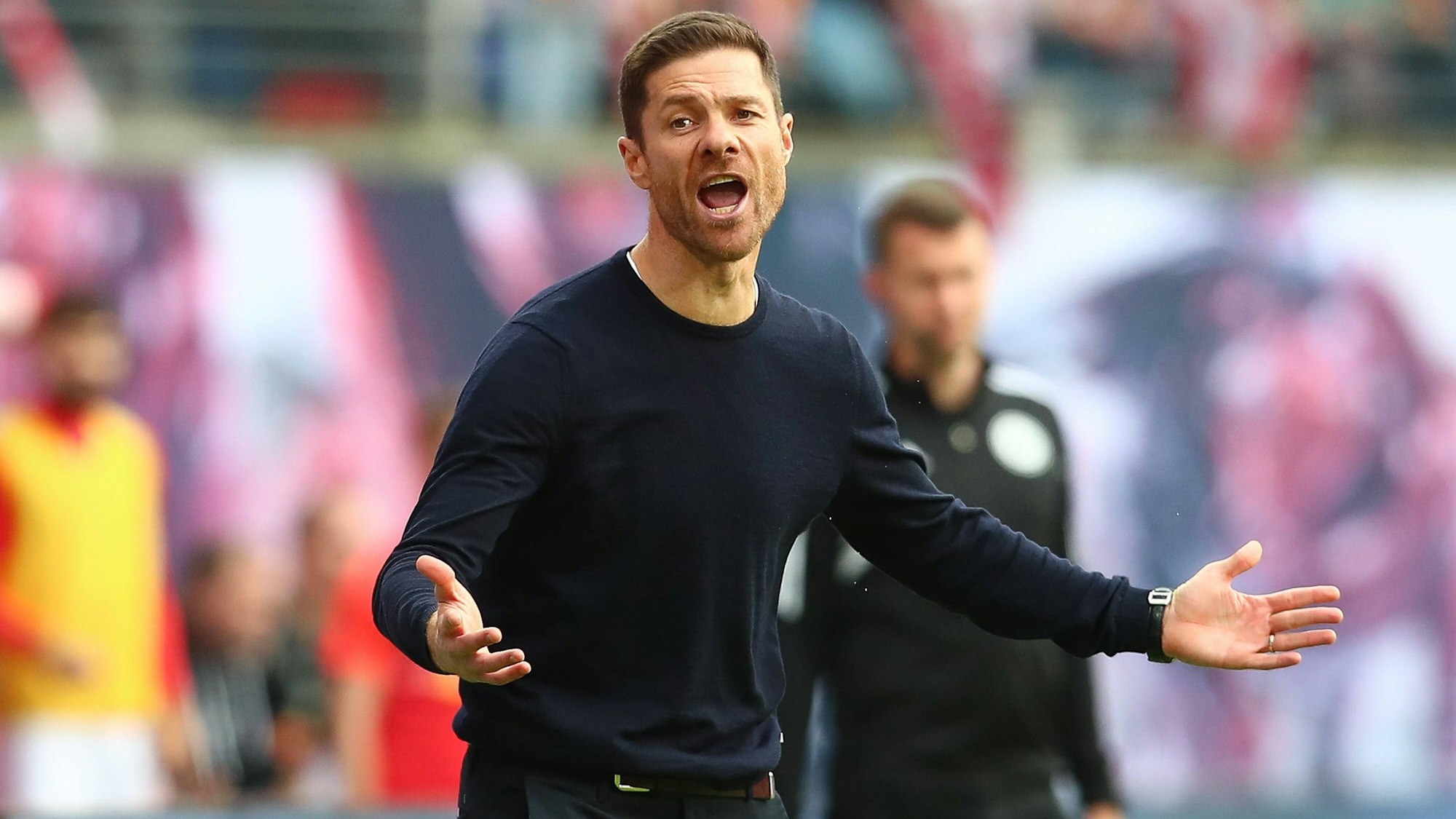 29.10.2022, xtgx, Fussball 1. Bundesliga, RB Leipzig - Bayer 04 Leverkusen emspor, v.l. Xabi Alonso Leverkusen, Trainer gibt Anweisungen, gestikuliert mit den Armen, gesticulate, gives instructions Reklamiert, beschwert sich, schimpft