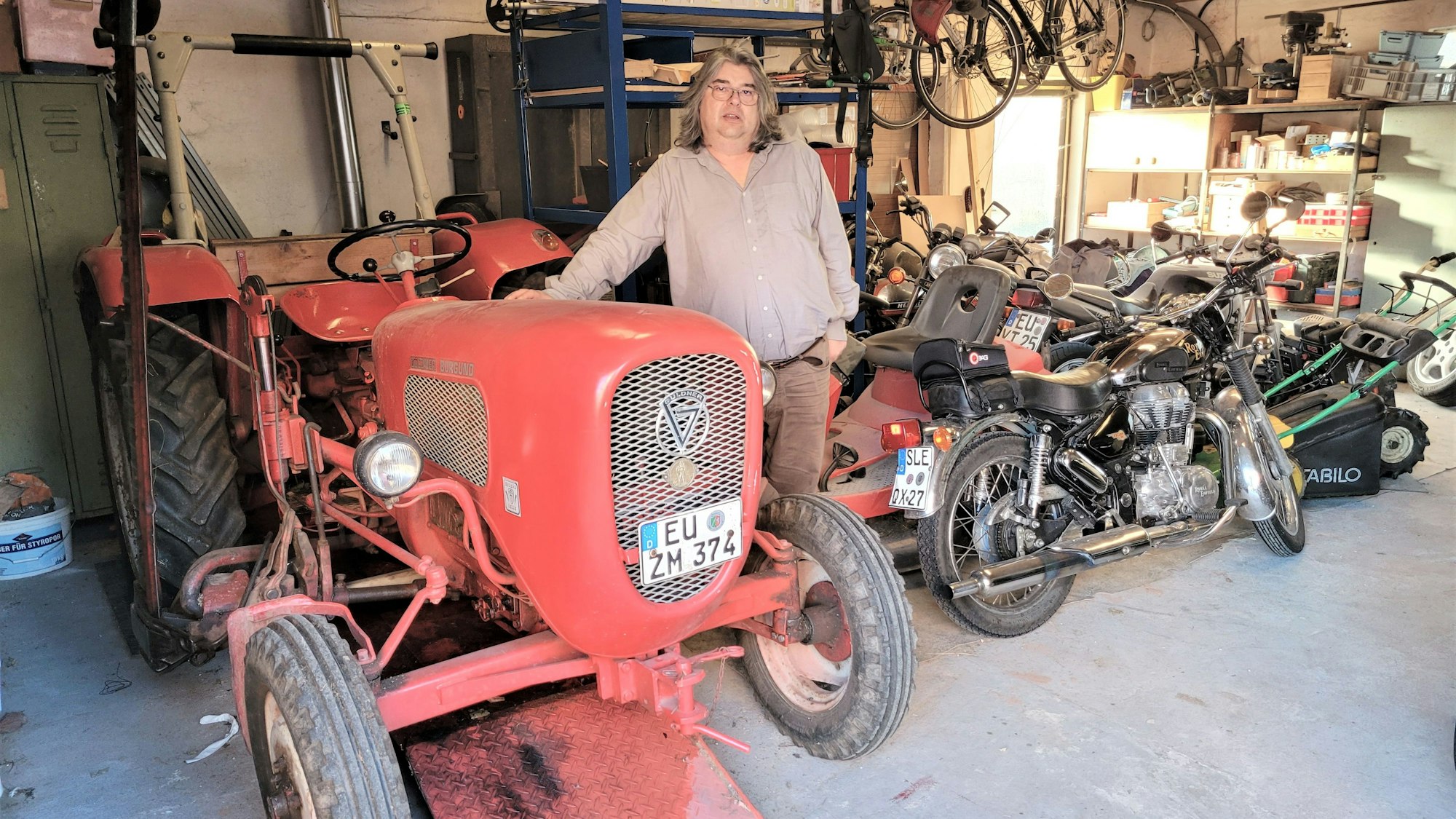 Muss seinen Fuhrpark aktuell stehen lassen: Ralf Meier wurde vom Kreis Euskirchen die Fahrerlaubnis entzogen.
