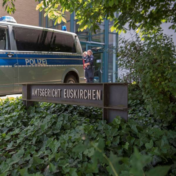 Ein Polizeiauto steht vor dem Amtsgericht in Euskirchen.