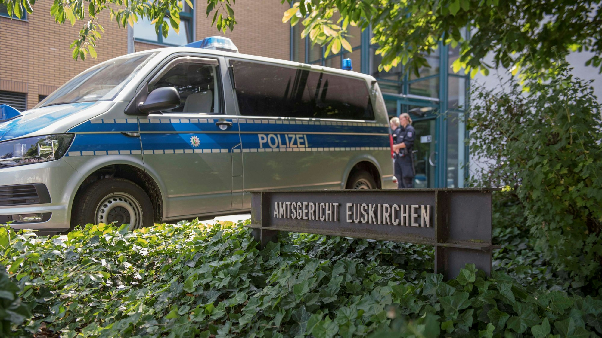 Ein Polizeiauto steht vor dem Amtsgericht in Euskirchen.