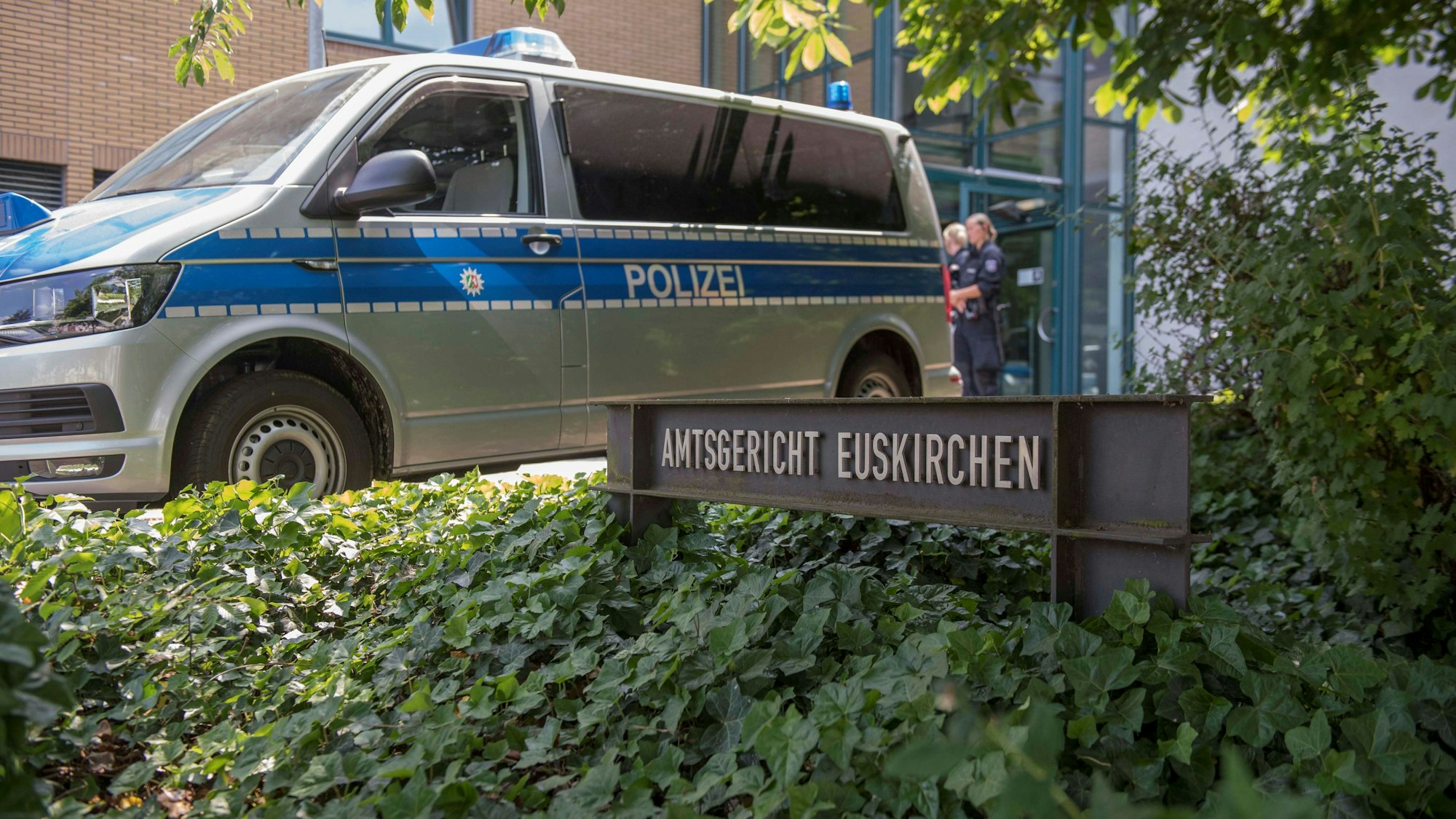 Ein Polizeiauto steht vor dem Amtsgericht in Euskirchen.
