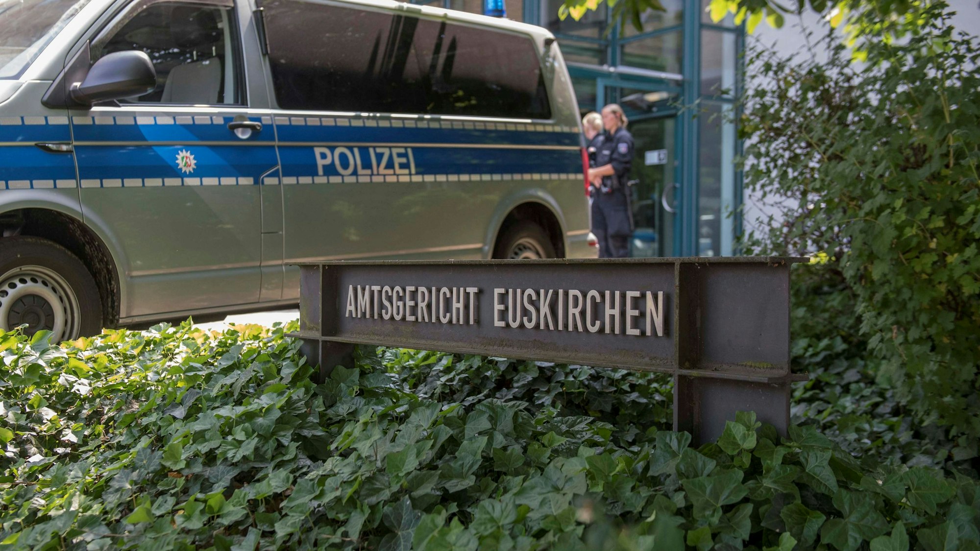 Ein Polizeiauto steht vor dem Amtsgericht in Euskirchen.