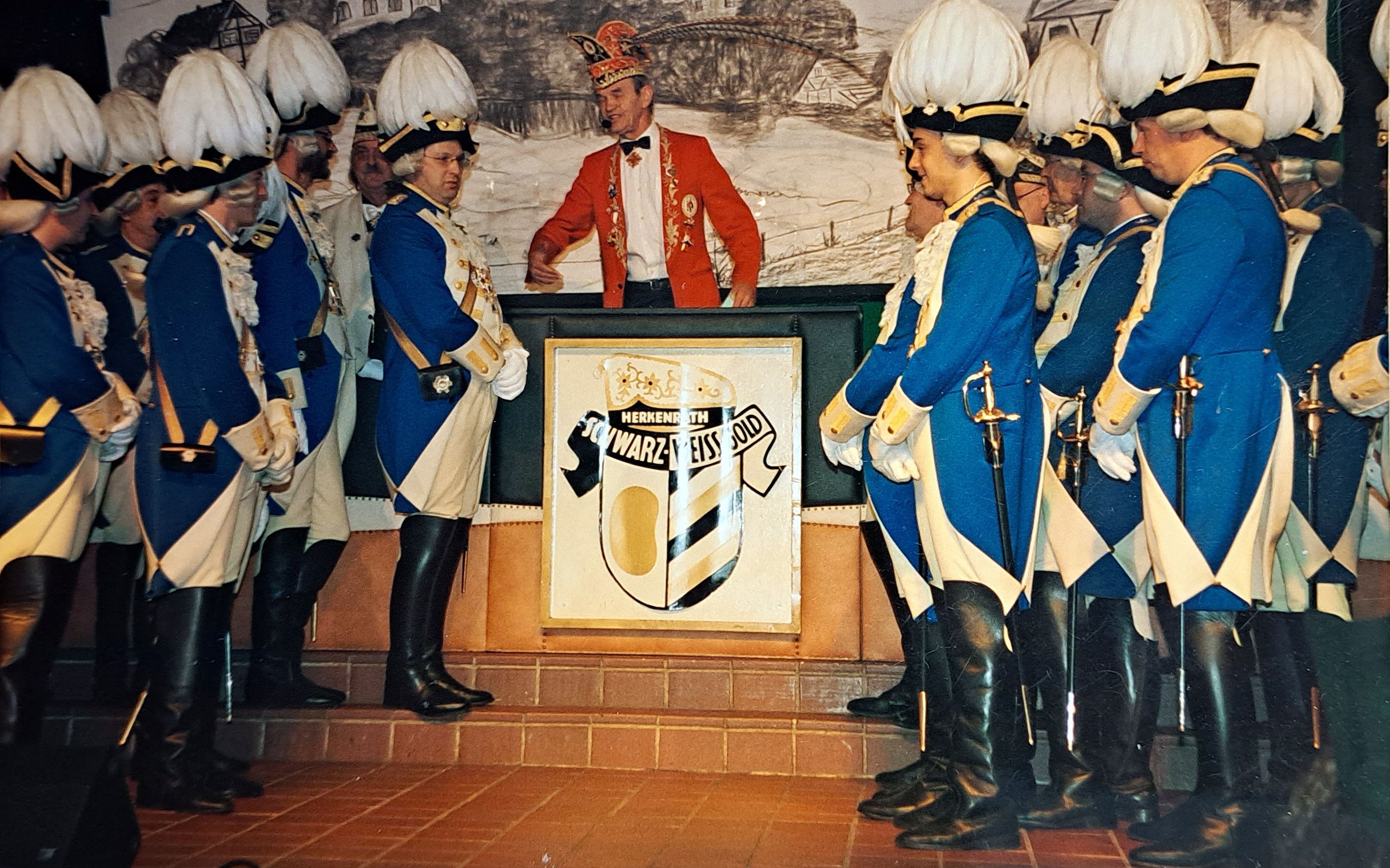 Karnevalisten stehen auf der Bühne.