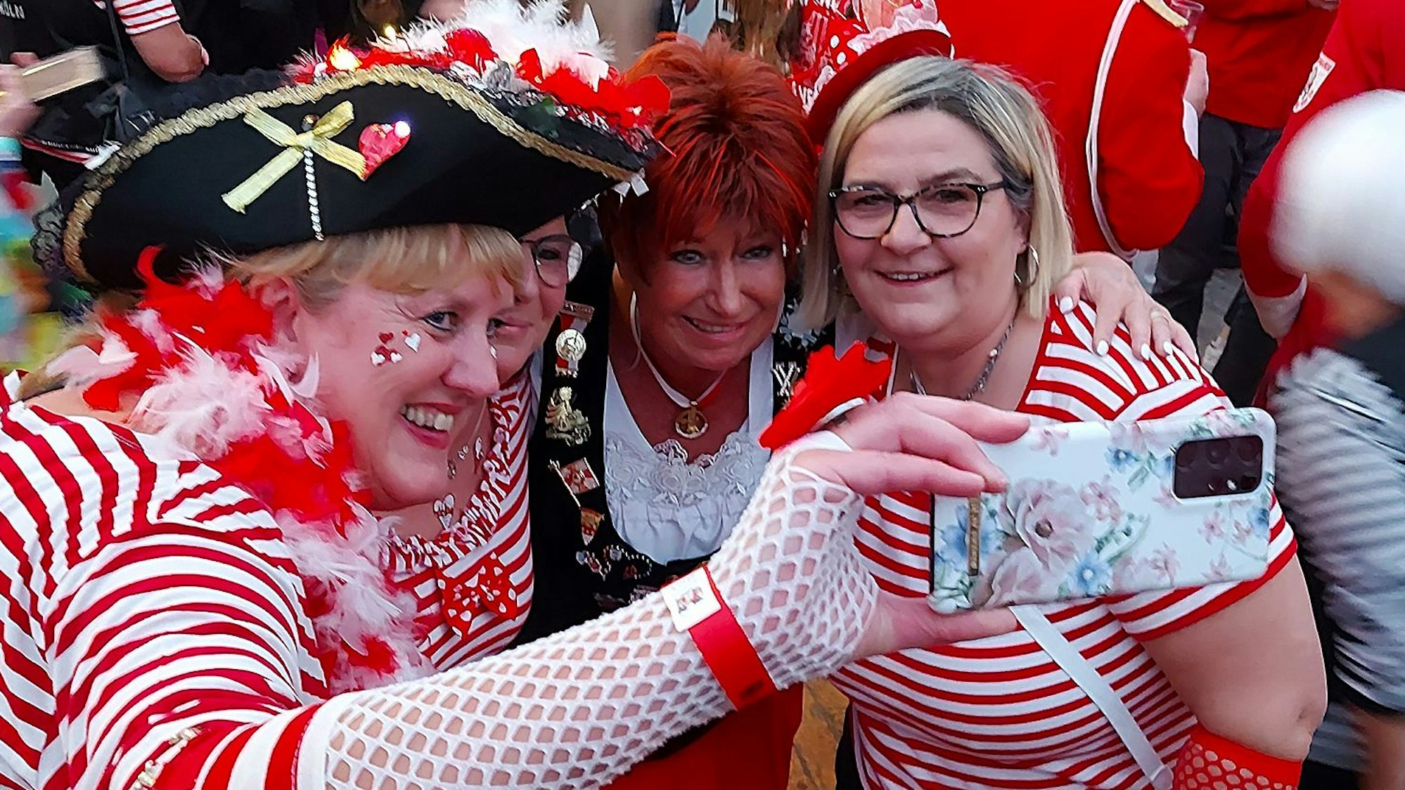 Kostümierte Fans machen mit dem Handy ein Selfie mit der Karnevalssängerin Marita Köllner (2.v.r.).