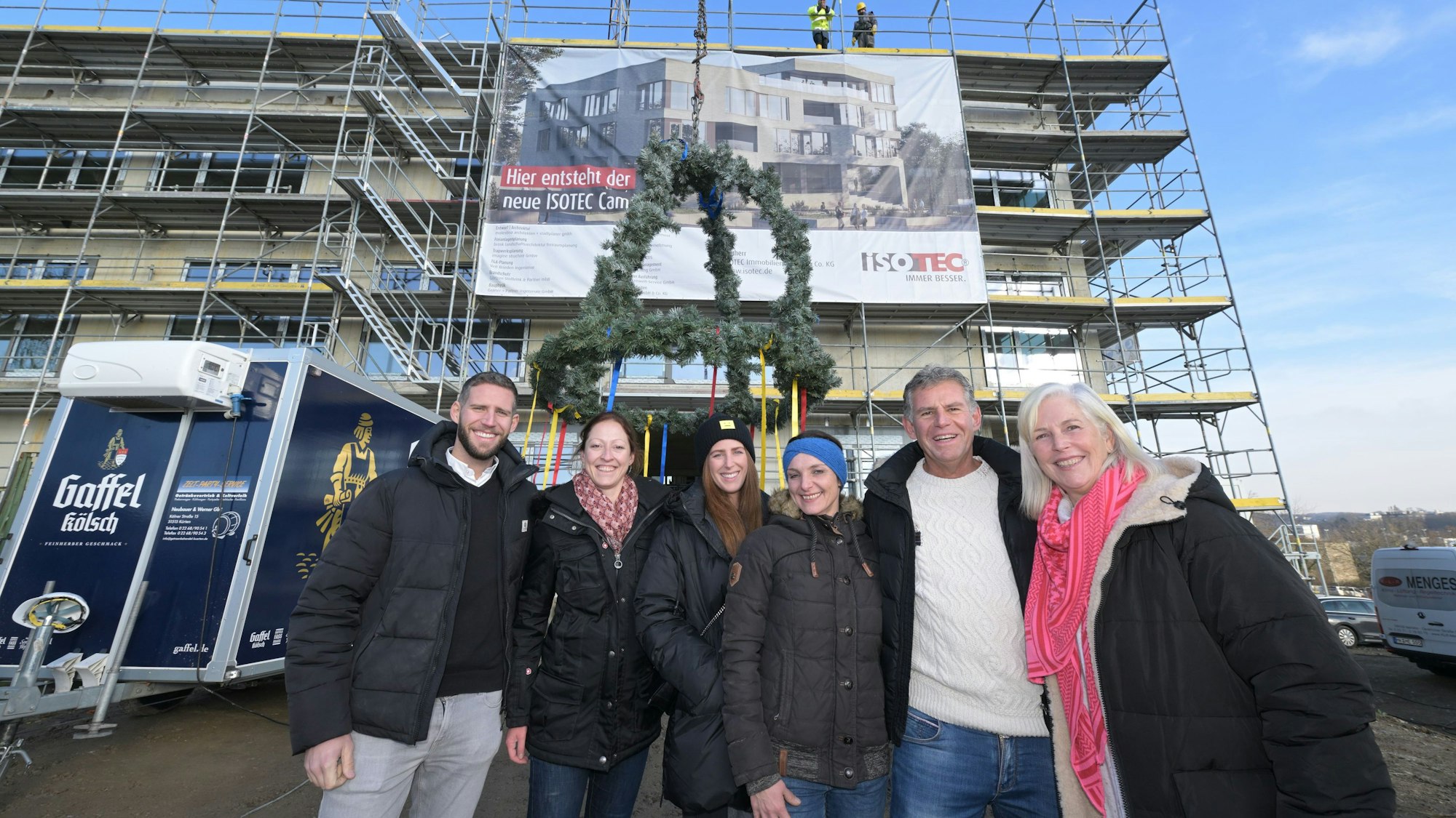 Horst Becker mit Frau Britta (r.), seinen Kindern Tino und Mona (M.) und Tanja Petrunic und Claudia Dietze vom Planungsteam stehen vor dem Rohbau .