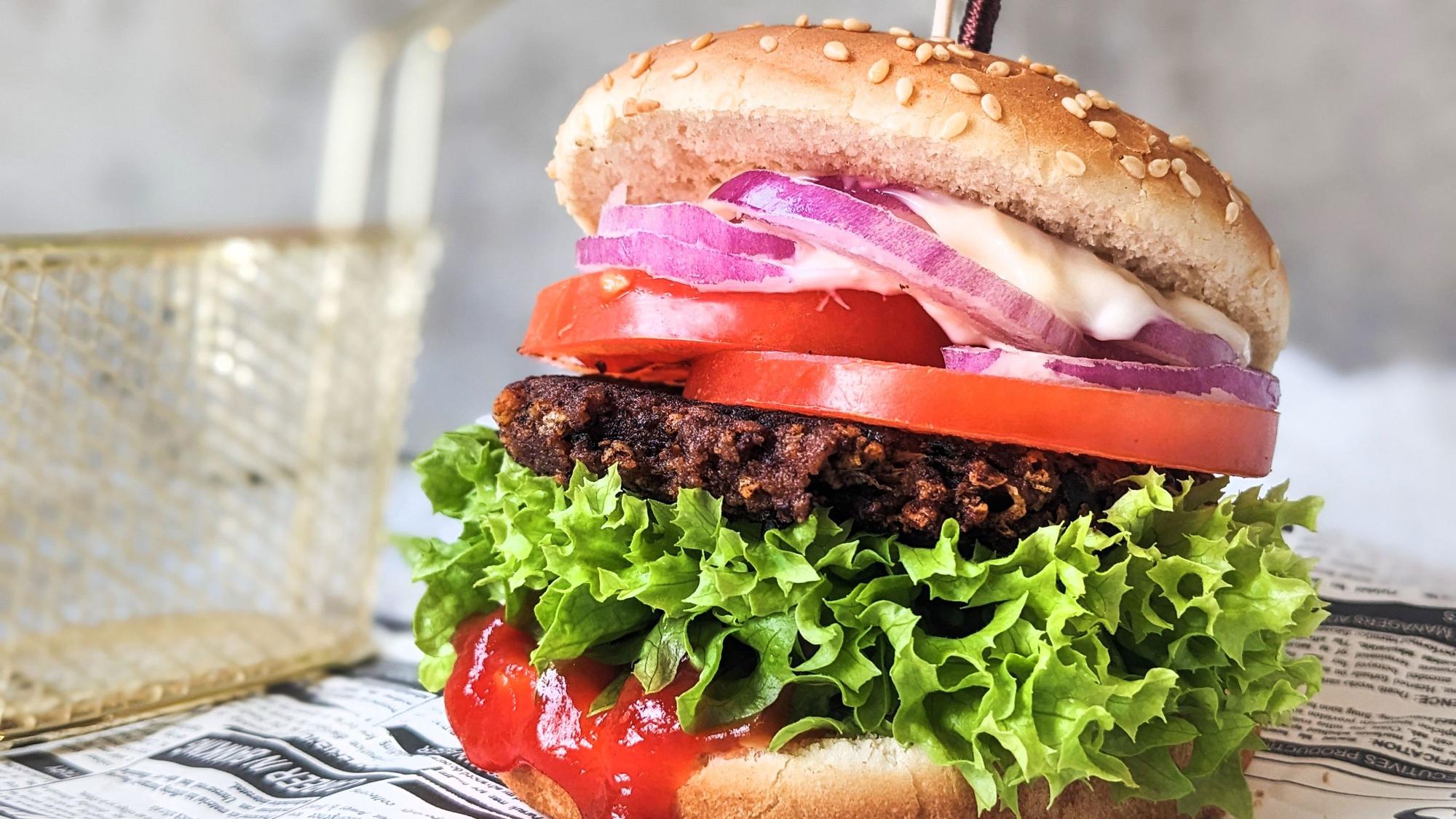 Der Patty im Veggie-Burger ist aus Kidneybohnen gemacht.