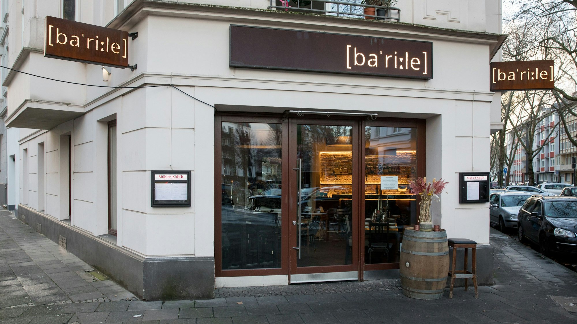 Eingangstür eines Restaurants an einer Straßenecke