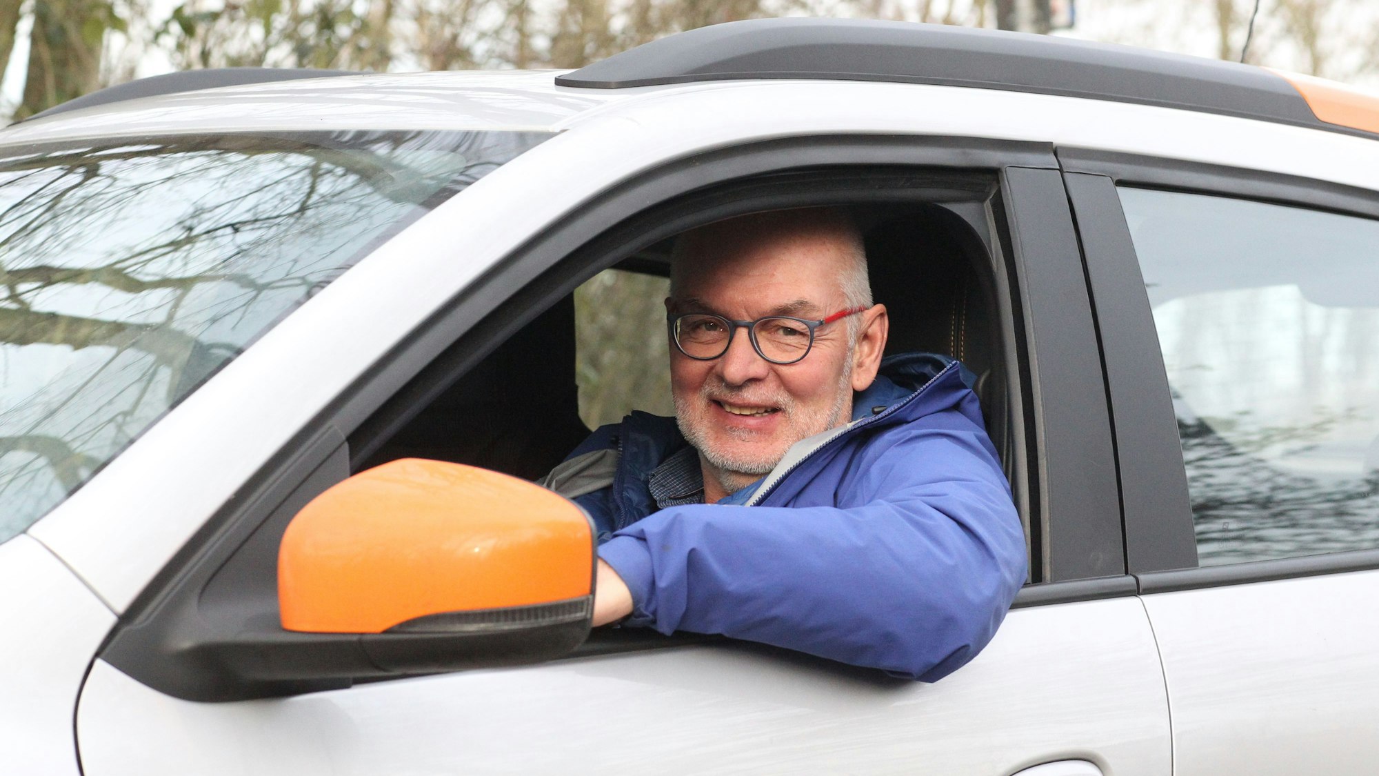 Reporter Ralf Rohrmoser-von Glasow in seinem Auto.