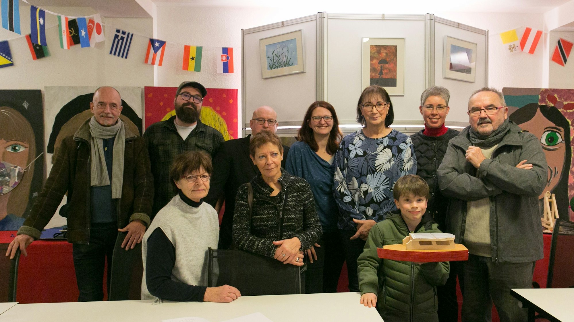 Eine Gruppen von Menschen eröffnet eine Kunstausstellung.