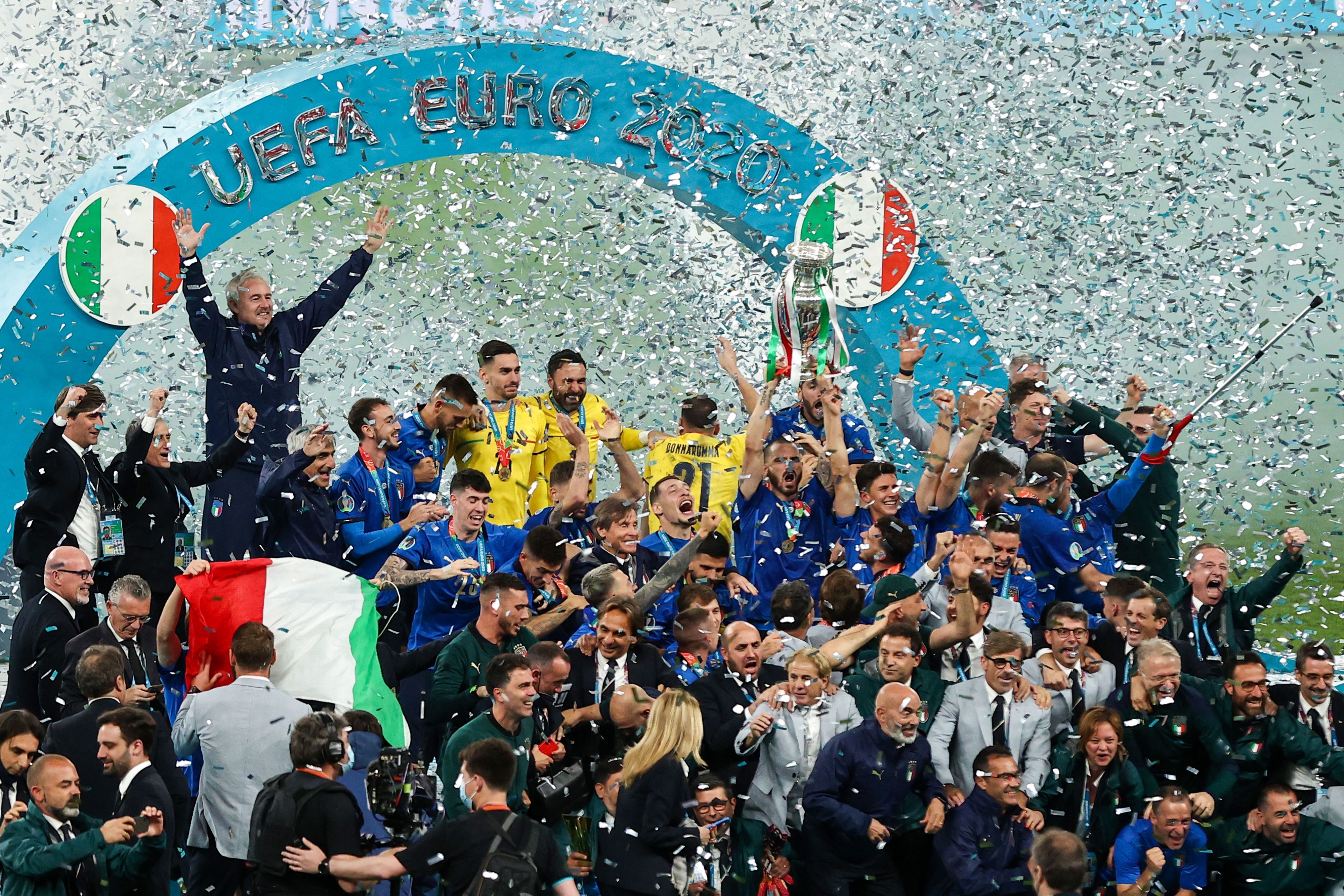 Italiens Spieler jubeln nach dem Finale der EM 2021 mit dem Pokal. (Archivbild)