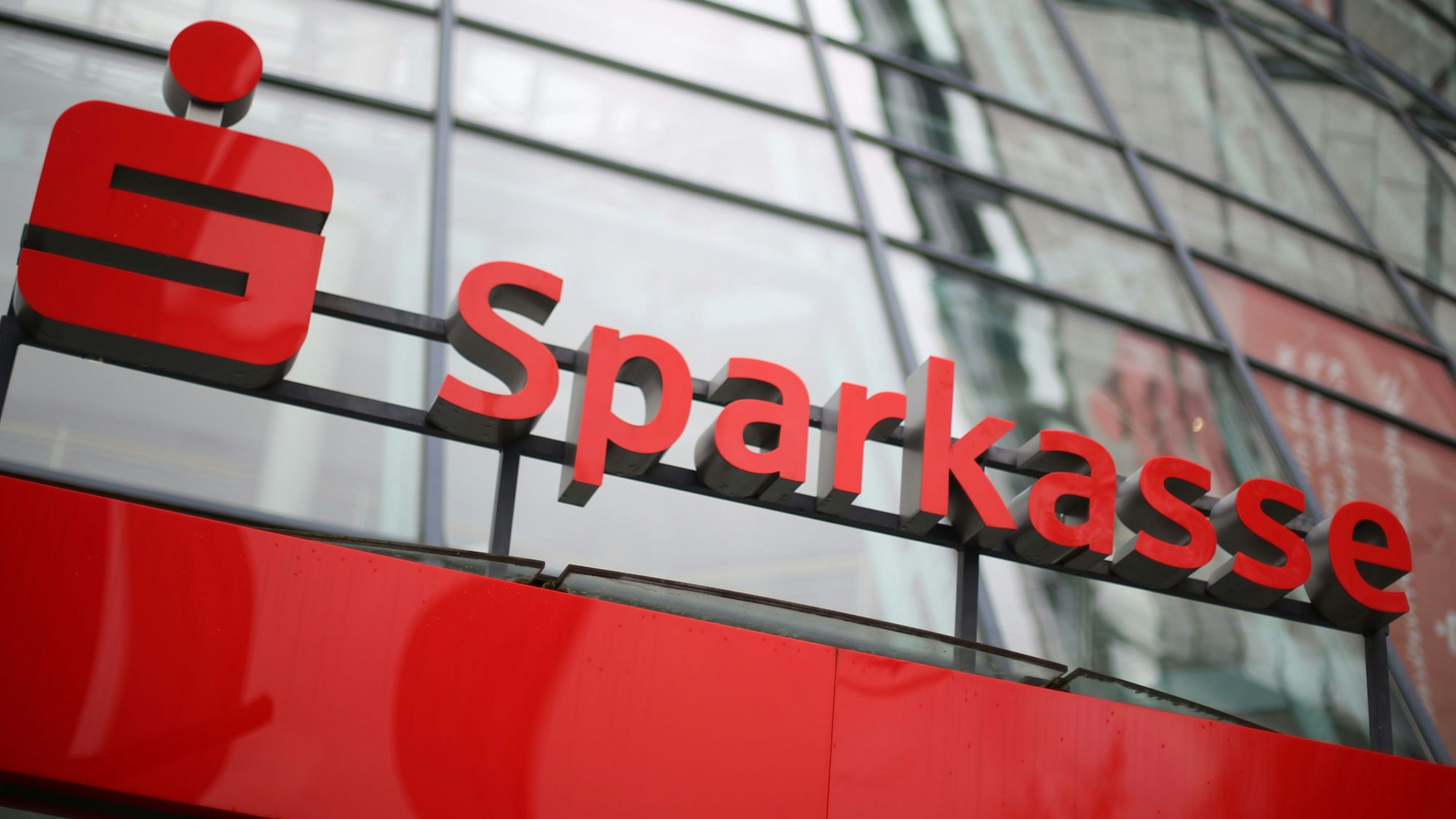 Die Hauptverwaltung der Sparkasse KölnBonn ist am 25.04.2016 in Köln (Nordrhein-Westfalen) zu sehen.