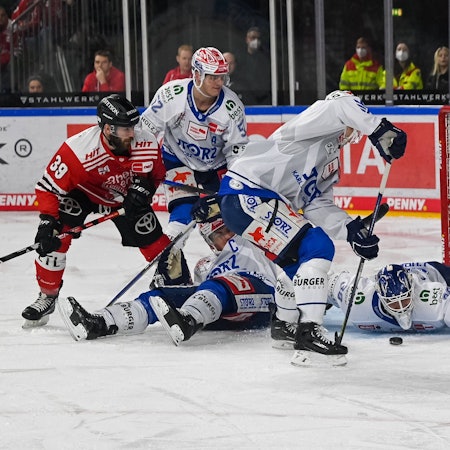 Gedraenge vor dem Schwenninger Tor. Dabei Landon Ferraro Koelner Haie, 39, Johannes Huss ERC Schwenninger Wild Wings, 52, John Ramage ERC Schwenninger Wild Wings, 55, Ken Andre Olimb ERC Schwenninger Wild Wings, 40 und Marvin Cuepper ERC Schwenninger Wild Wings, 39. Koelner Haie vs. Schwenninger Wild Wings, Eishockey, Penny DEL, 50. Spieltag, Saison 2022/2023, 18.01.2023 Koelner Haie vs. Schwenninger Wild Wings, Eishockey, Penny DEL, 50. Spieltag, Saison 2022/2023, 18.01.2023 Koeln ***