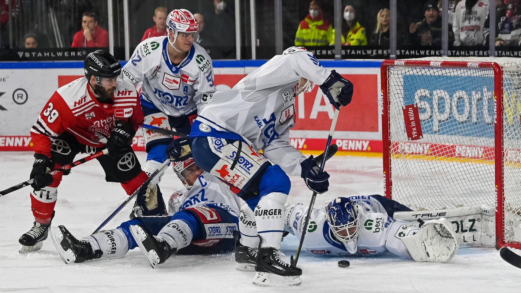 Gedraenge vor dem Schwenninger Tor. Dabei Landon Ferraro Koelner Haie, 39, Johannes Huss ERC Schwenninger Wild Wings, 52, John Ramage ERC Schwenninger Wild Wings, 55, Ken Andre Olimb ERC Schwenninger Wild Wings, 40 und Marvin Cuepper ERC Schwenninger Wild Wings, 39. Koelner Haie vs. Schwenninger Wild Wings, Eishockey, Penny DEL, 50. Spieltag, Saison 2022/2023, 18.01.2023 Koelner Haie vs. Schwenninger Wild Wings, Eishockey, Penny DEL, 50. Spieltag, Saison 2022/2023, 18.01.2023 Koeln ***