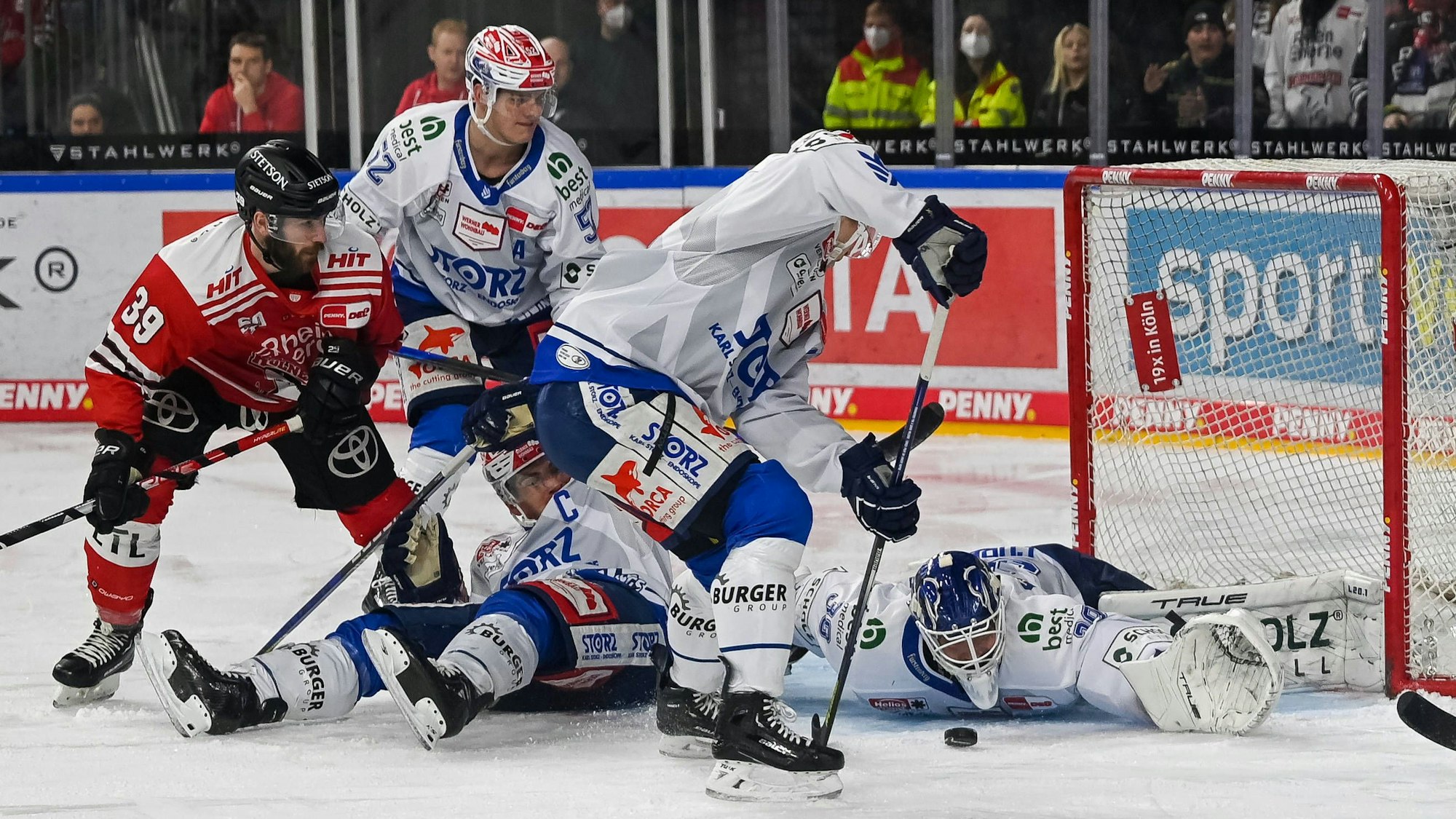 Gedraenge vor dem Schwenninger Tor. Dabei Landon Ferraro Koelner Haie, 39, Johannes Huss ERC Schwenninger Wild Wings, 52, John Ramage ERC Schwenninger Wild Wings, 55, Ken Andre Olimb ERC Schwenninger Wild Wings, 40 und Marvin Cuepper ERC Schwenninger Wild Wings, 39. Koelner Haie vs. Schwenninger Wild Wings, Eishockey, Penny DEL, 50. Spieltag, Saison 2022/2023, 18.01.2023 Koelner Haie vs. Schwenninger Wild Wings, Eishockey, Penny DEL, 50. Spieltag, Saison 2022/2023, 18.01.2023 Koeln ***