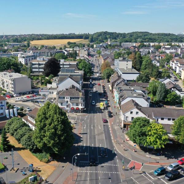 Luftbild von einer Straßenschlucht mit Bebauung am Rand.