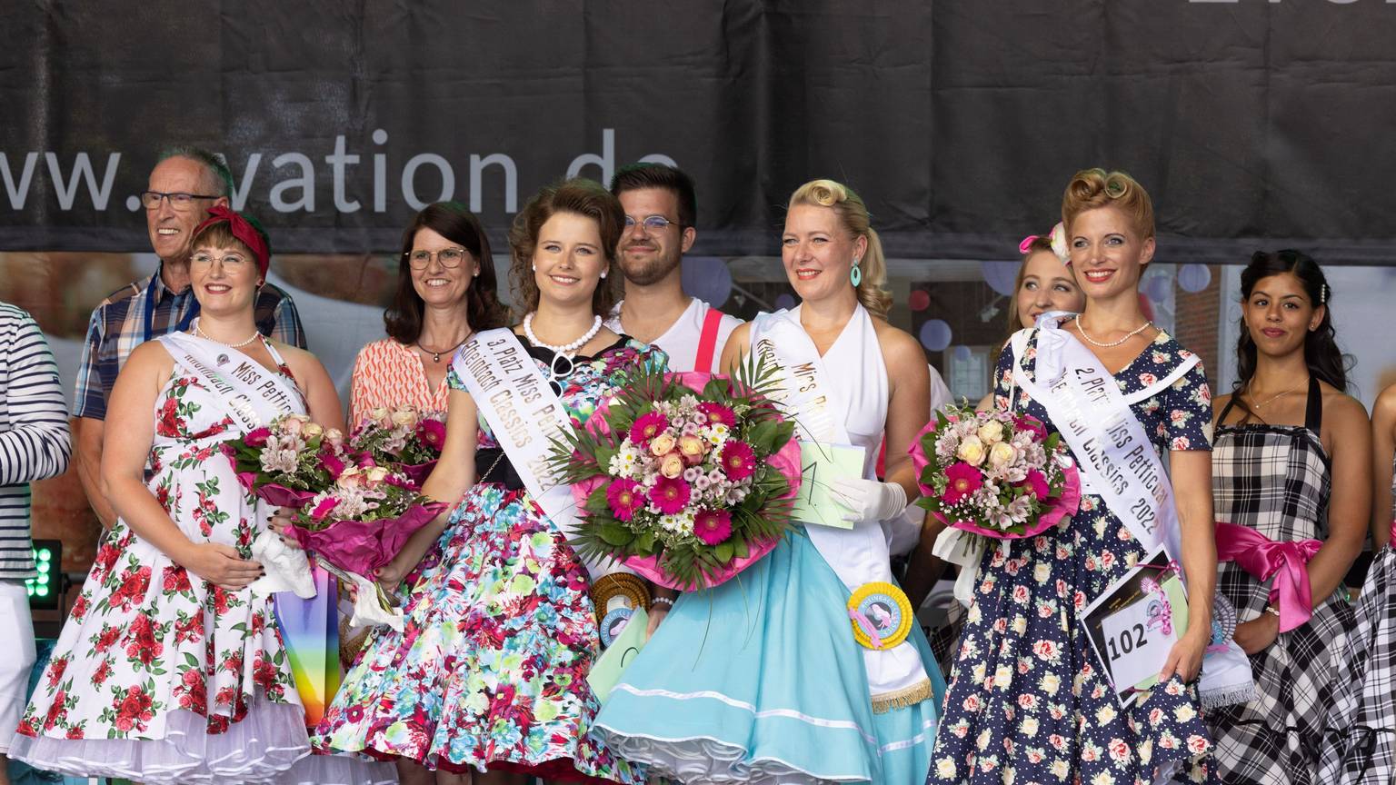 Ein Bild aus früheren Tagen zeigt Miss Petticoats verschiedener Jahrgänge
