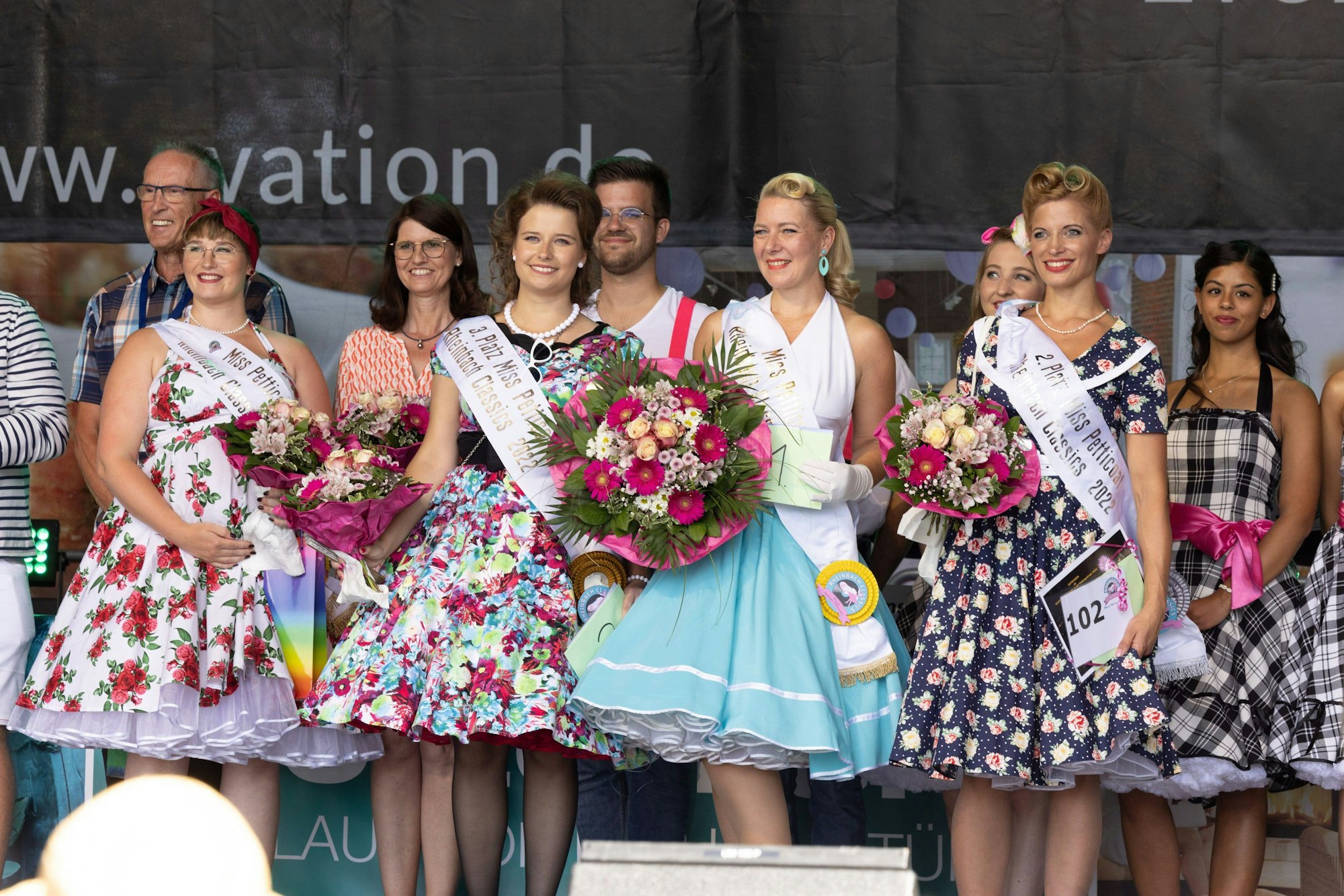 Ein Bild aus früheren Tagen zeigt Miss Petticoats verschiedener Jahrgänge