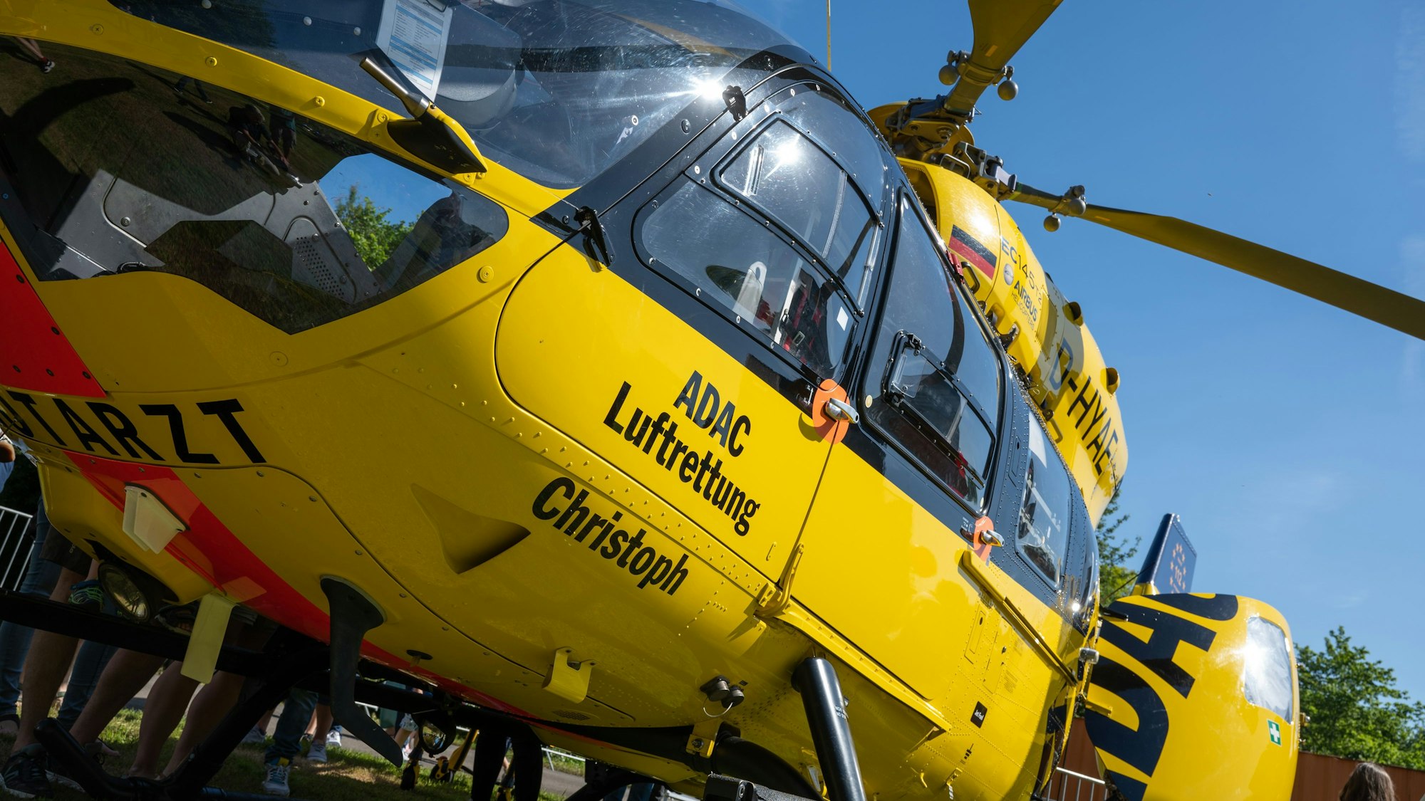 Zentral im Bild befindet sich der gelbe Rettungshubschrauber Christoph, welcher zur ADAC Luftrettung gehört.