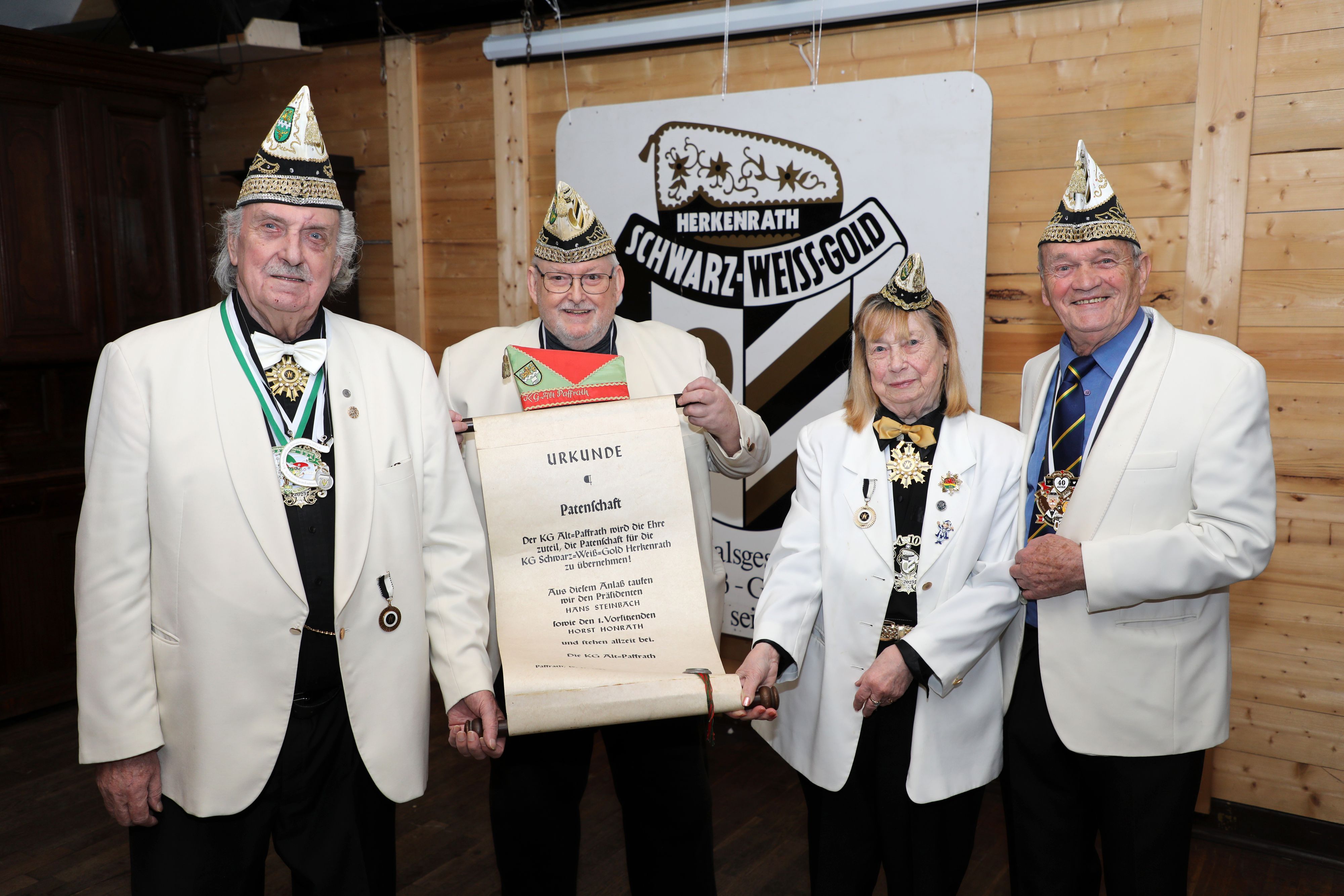 Horst Honrath, Kurt Schigur, Gitte Honrath und Robert Grünwald halten eine Urkunde.