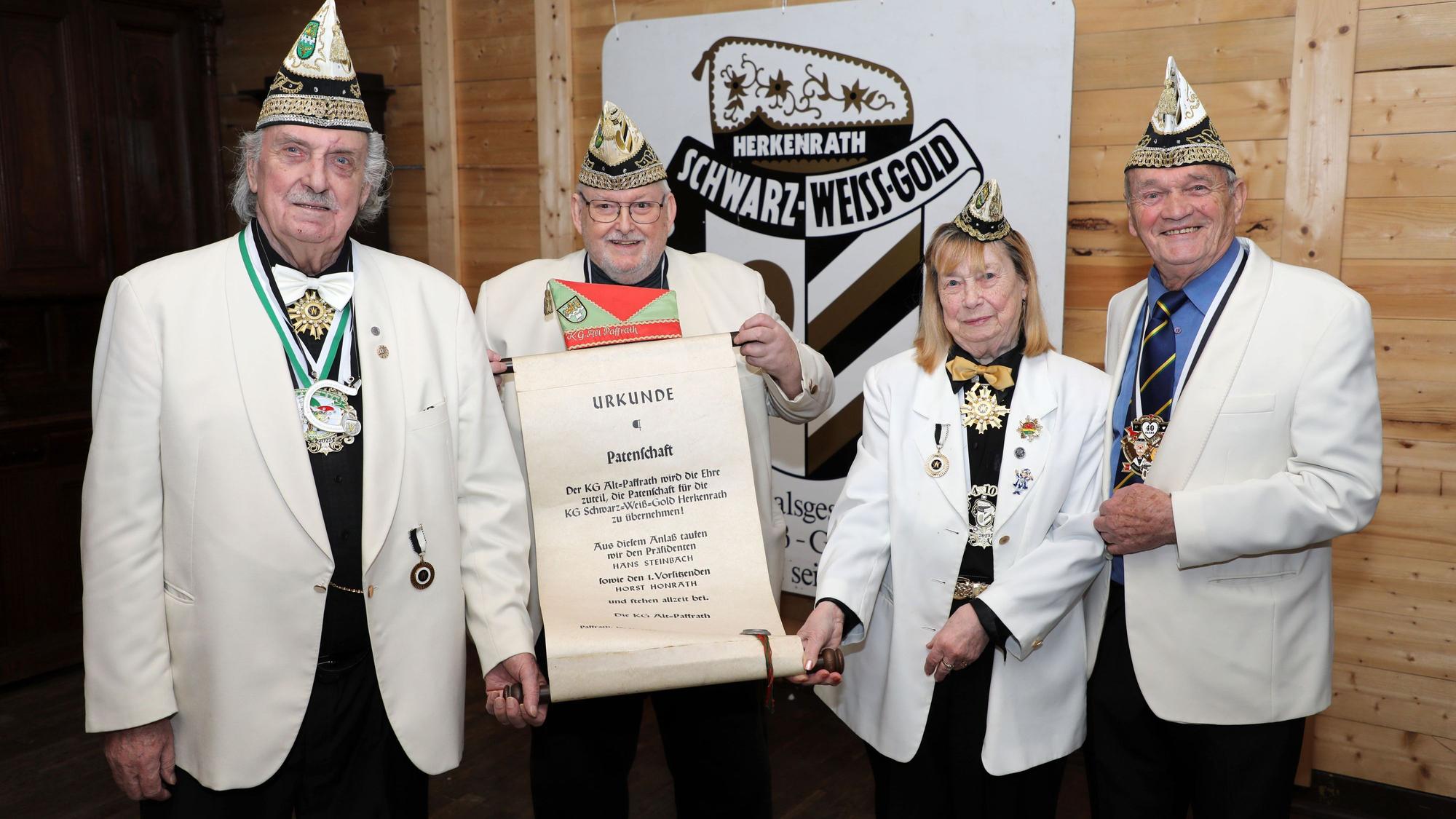 Horst Honrath, Kurt Schigur, Gitte Honrath und Robert Grünwald halten eine Urkunde.