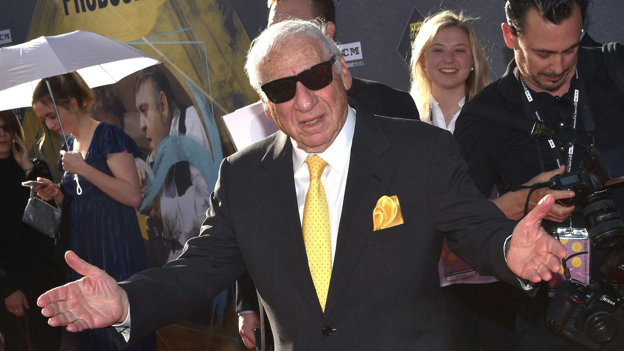 Mel Brooks posiert für die Fotografen.