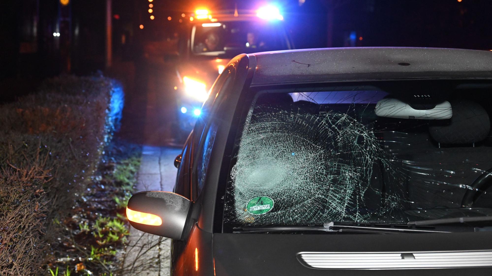Das Unfallauto mit der kaputten Frontscheibe steht am Straßenrand.