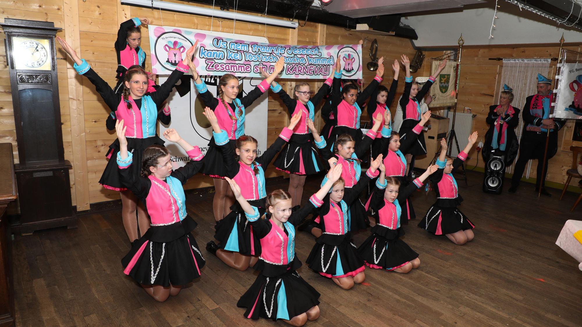 Die Bensberger Harlekids stehen in Formation und halten ein Plakat hoch.
