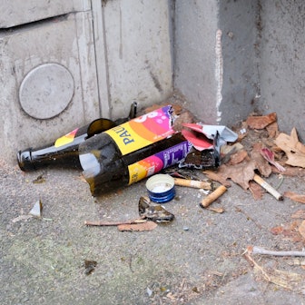 Müll liegt auf der Straße.