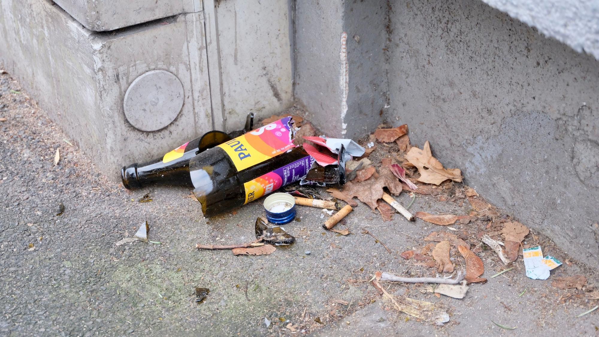 Müll liegt auf der Straße.