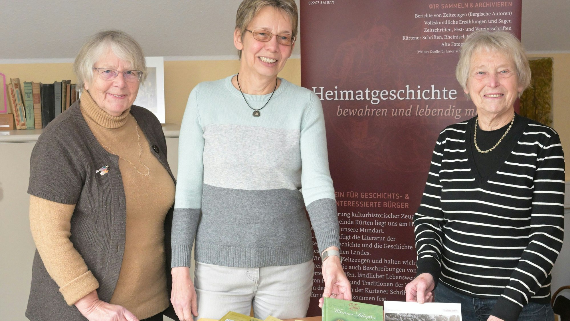 Das Foto zeigt Ute Jülich, Elisabeth Coester und Barbara Müller vom Geschichtsverein Kürten.