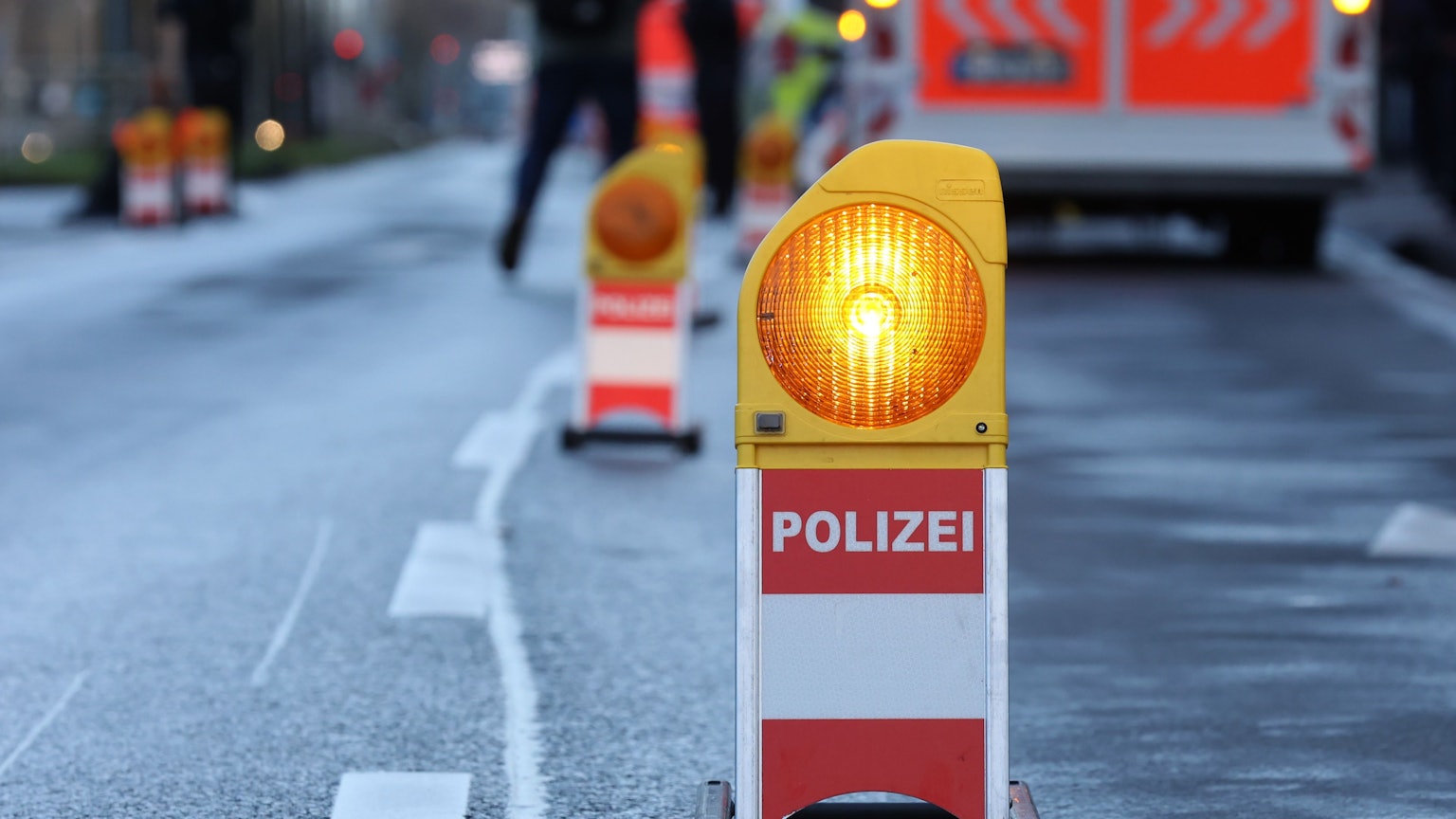 Polizei-Warnbake auf einer Straße (Symbolbild)