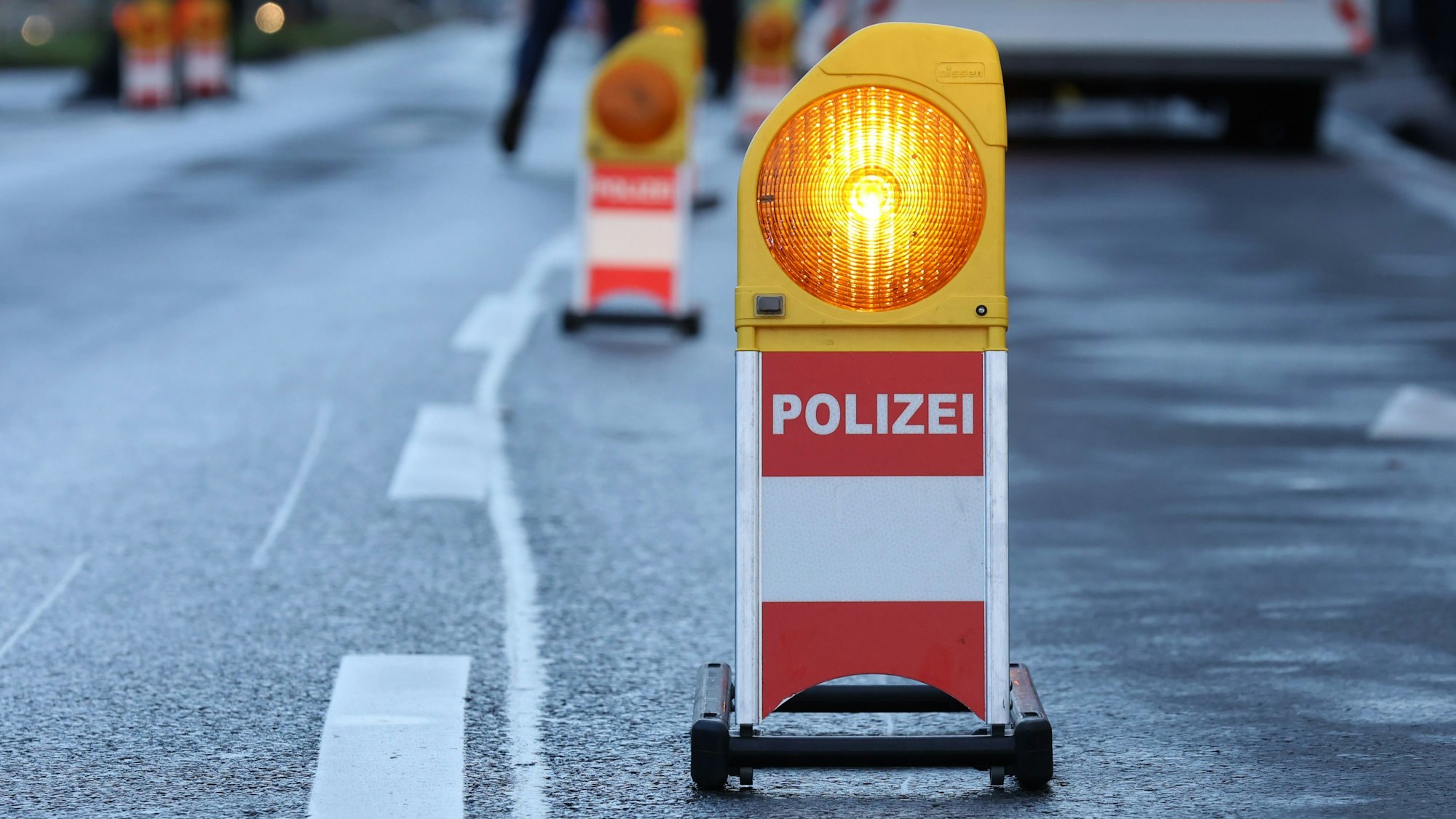 Polizei-Warnbake auf einer Straße (Symbolbild)