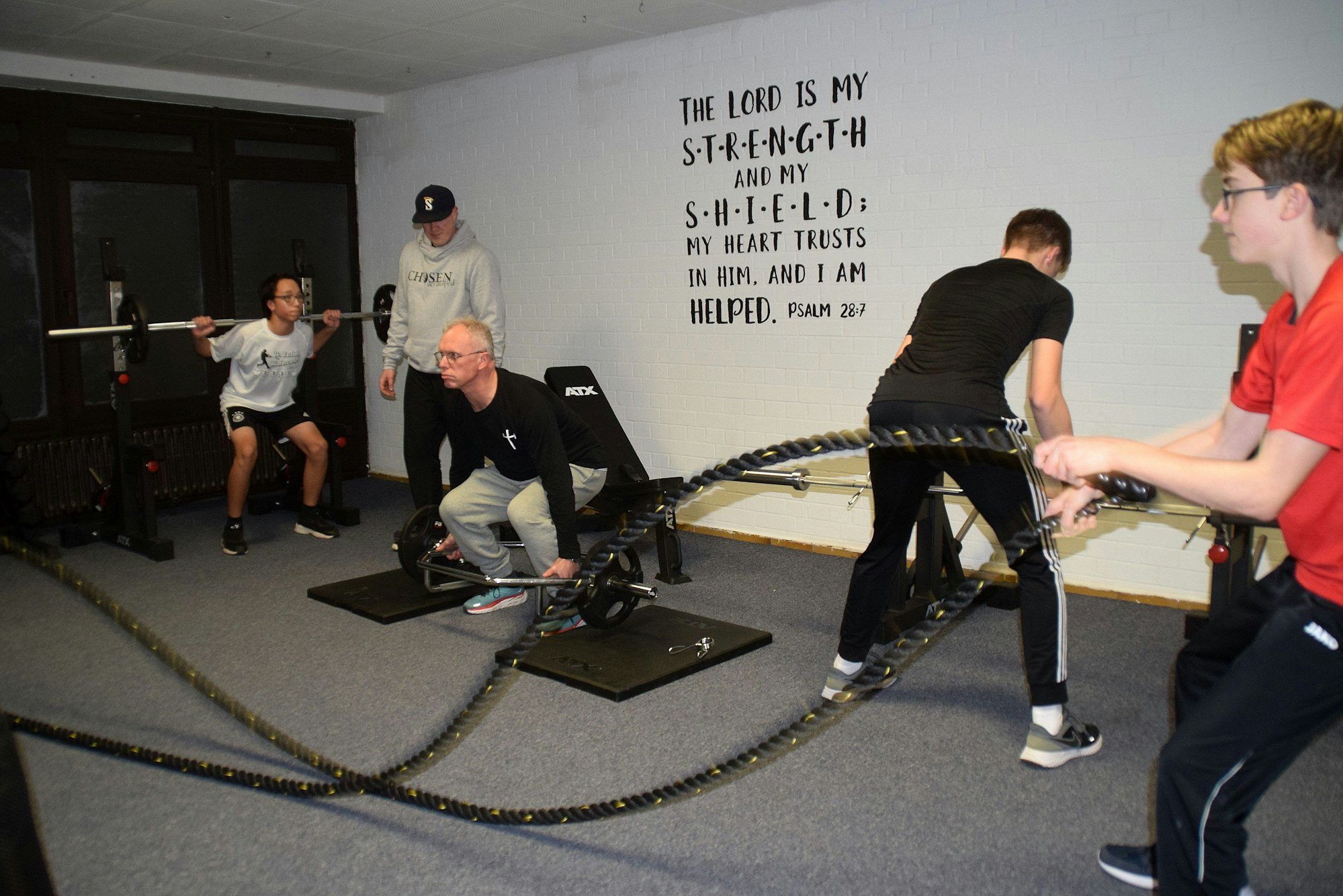 17. Januar 2023 Alfter-Oedekoven: Im Evangelischen Gemeindezentrum gibt es seit Jahresbeginn ein Fitnessstudio. Im Bild: Malcolm Beermann, Trainer Marcel Raquin, Pfarrer Andreas Schneider, Joshua Pütz und Karl Fiesiger (von links). Foto: Frank Engel-Strebel