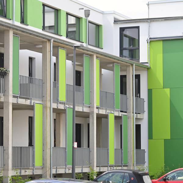 Das Foto zeigt Gebäude an der Handstraße, wo die Rheinisch-Bergische Siedlungsgesellschaft 100 neue Wohnungen gebaut hat.
