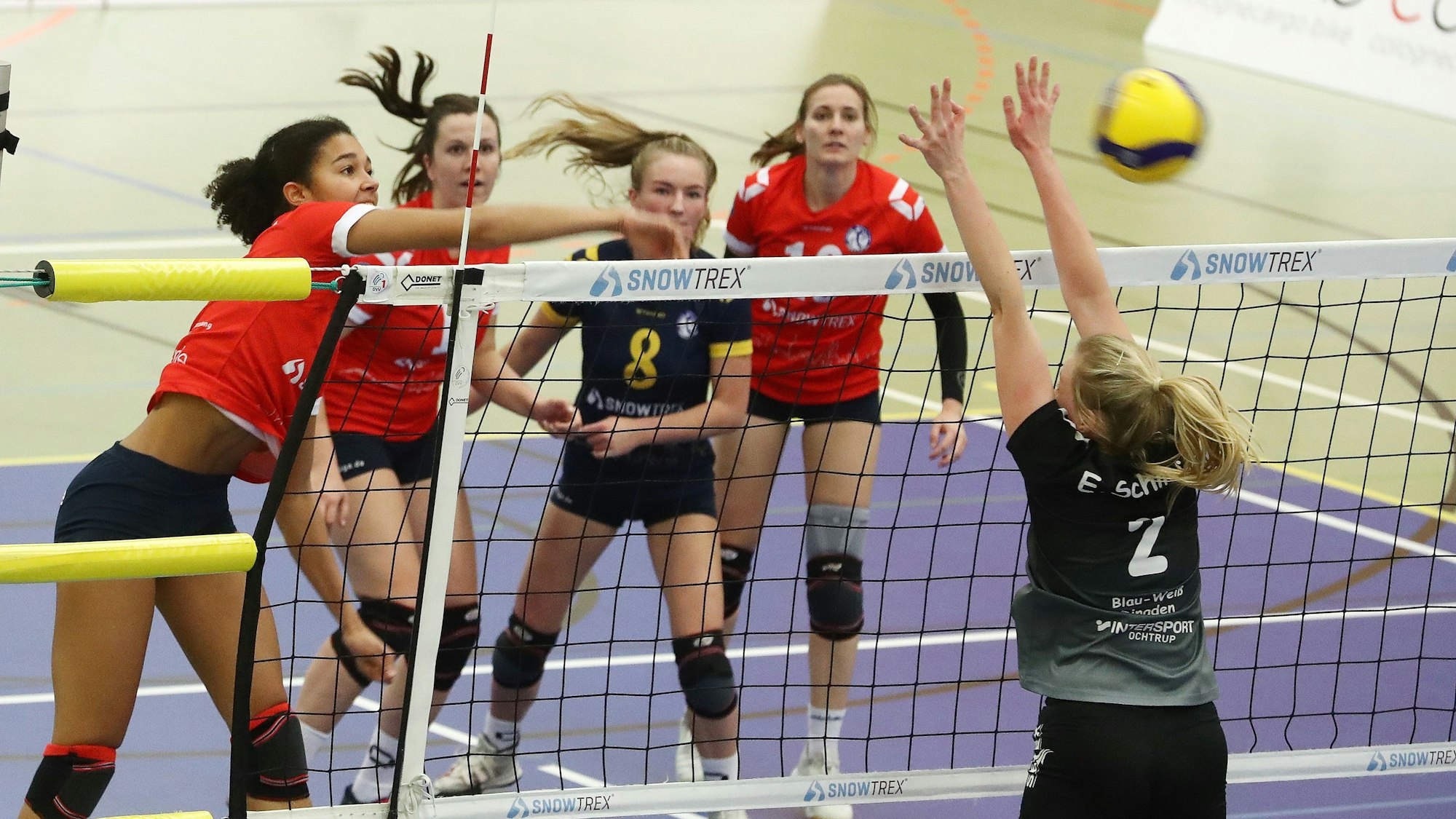 DSHS Snowtrex Köln vs. BW Dingden, Volleyball 2. Bundesliga Damen, links: Hannah Mörke (DSHS), 18.12.2021, Bild: Herbert Bucco