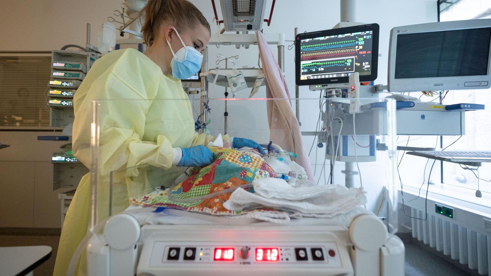 Eine Intensivpflegerin versorgt auf der Kinder-Intensivstation des Olgahospitals des Klinkums Stuttgart einen am Respiratorischen Synzytial-Virus (RS-Virus oder RSV) erkrankten Patienten, der beatmet wird.