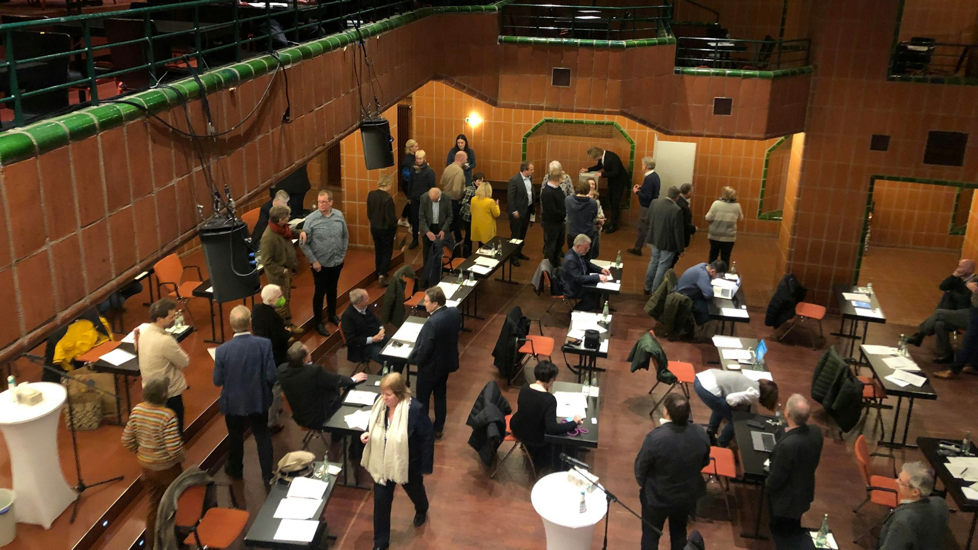 Die Bergisch Gladbacher Ratspolitiker im Bergischen Löwen bei der geheimen Abstimmung.