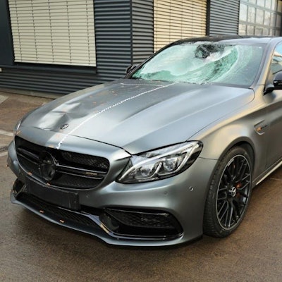 Stark beschädigt: Die Scheibe nach dem Unfall.