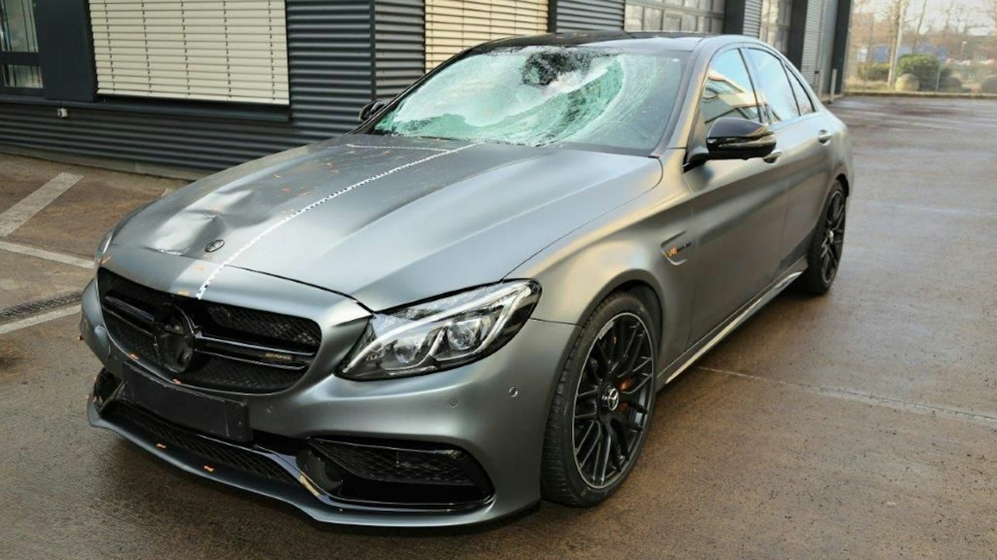 Stark beschädigt: Die Scheibe nach dem Unfall.