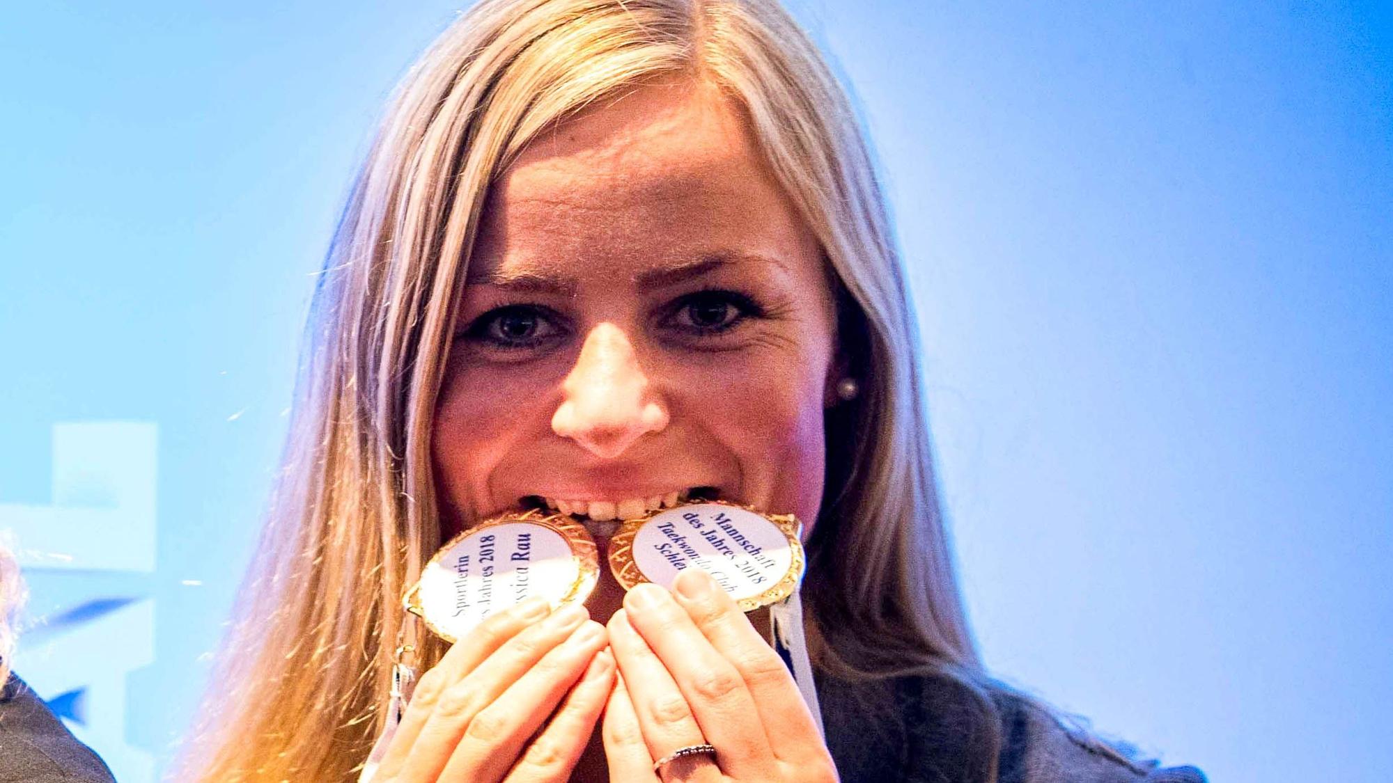 Jessica Rau beißt in zwei Medaillen.