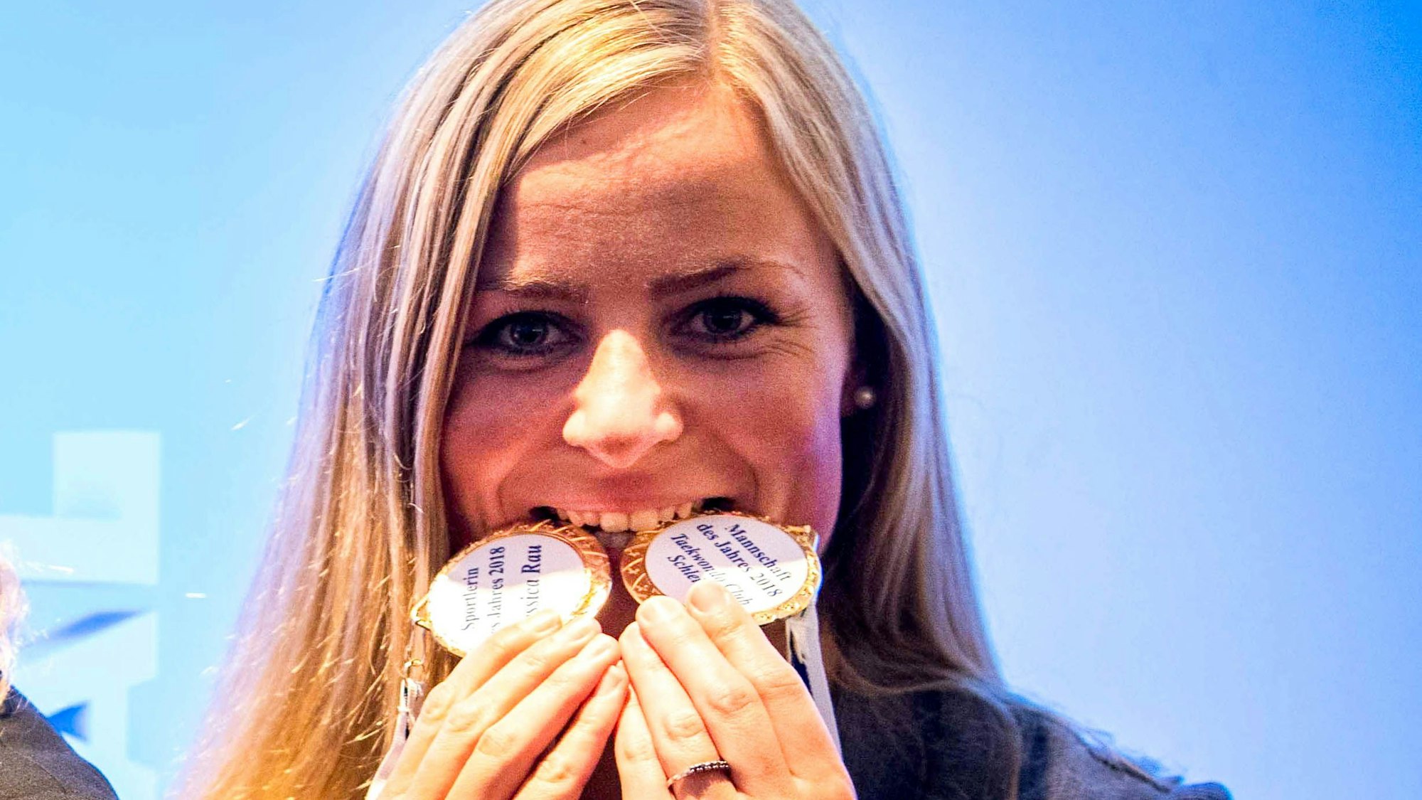 Jessica Rau beißt in zwei Medaillen.