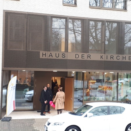 Außenfassade mit dem Schriftzug „Haus der Kirche“