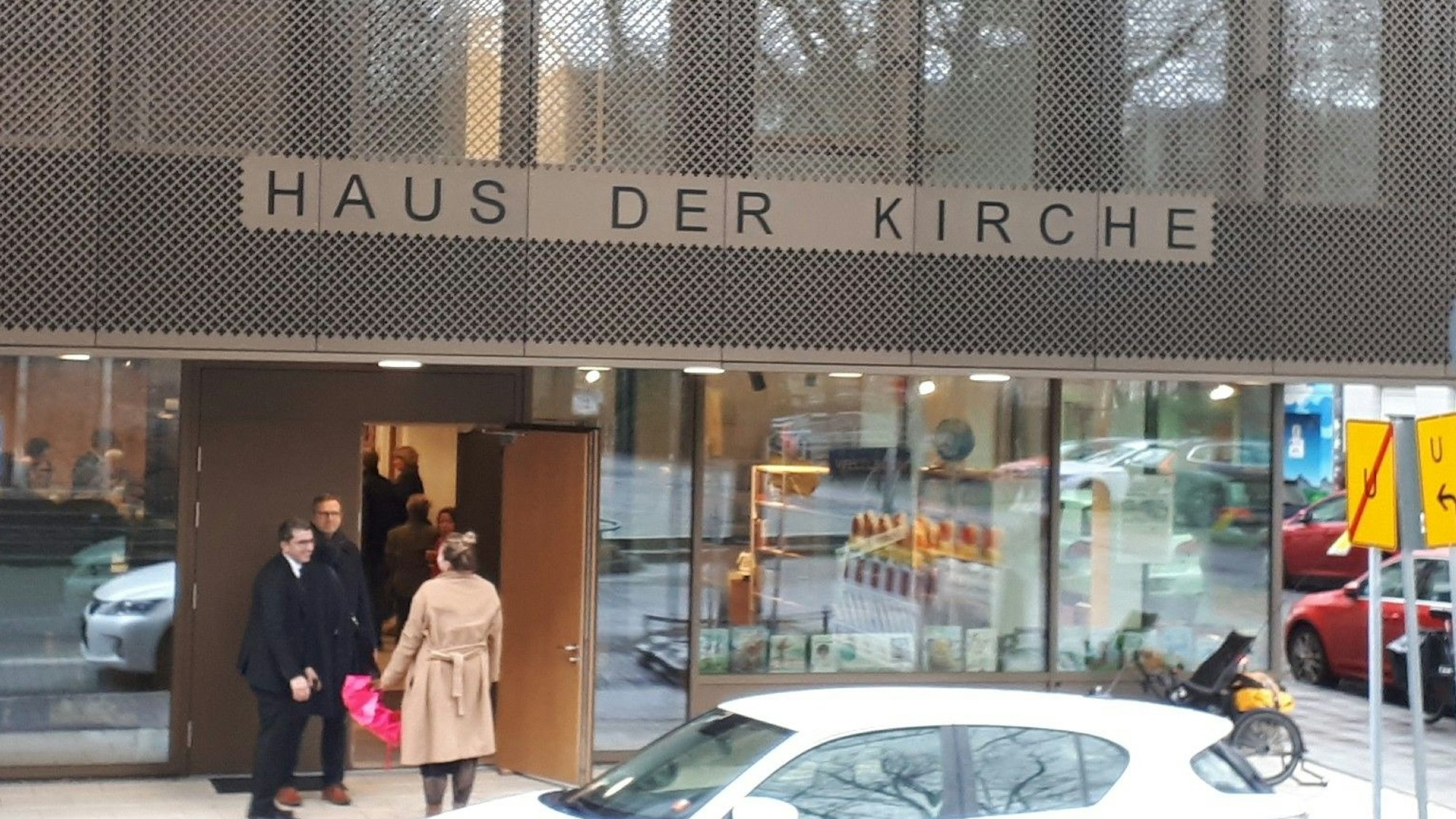 Außenfassade mit dem Schriftzug „Haus der Kirche“