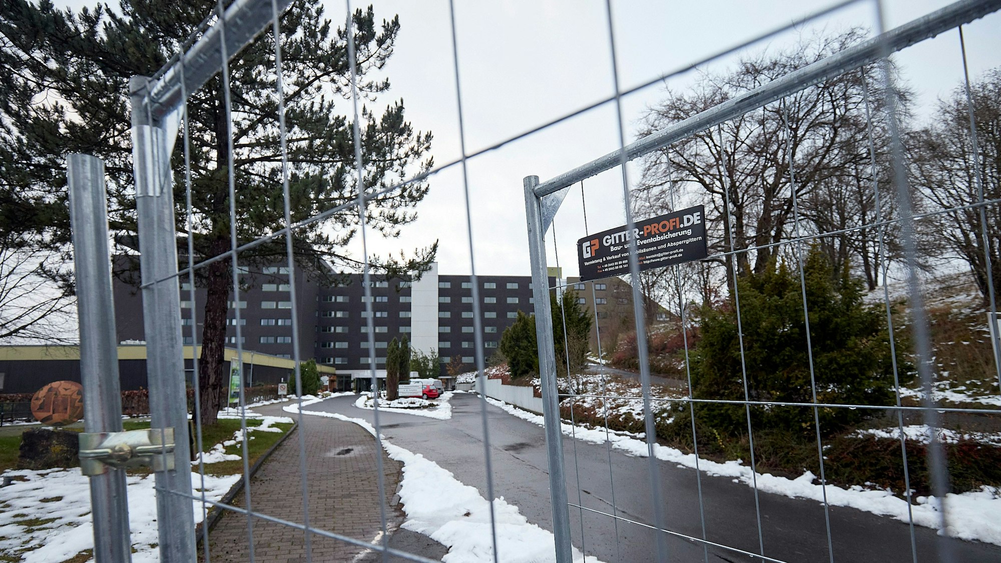 Die einstige Eifelhöhen-Klinik in Marmagen ist mit Zäunen gesichert.