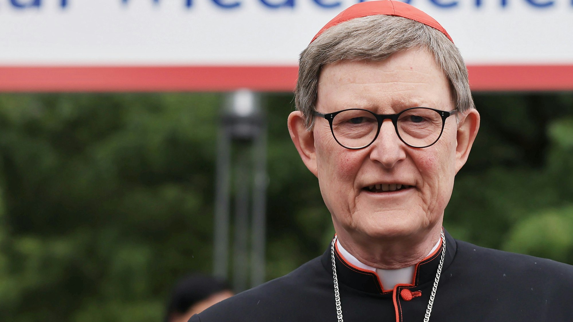 Der Kölner Erzbischof, Kardinal Rainer Maria Woelki, geht über den Anleger zu einem Schiff.