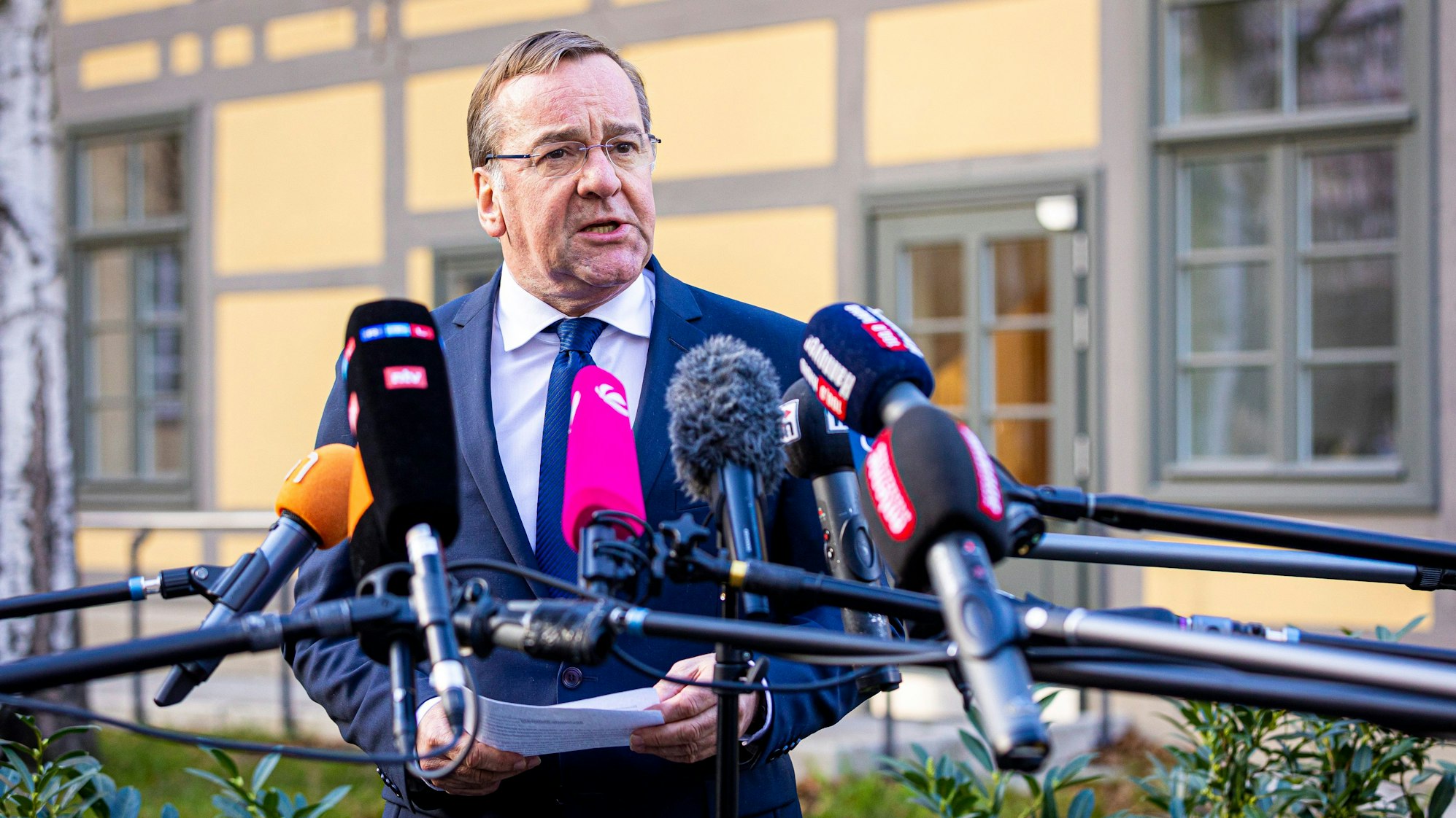 Boris Pistorius (SPD), Innenminister von Niedersachsen und künftiger Bundesverteidigungsminister, spricht bei einem Pressestatement im niedersächsischen Innenministerium.