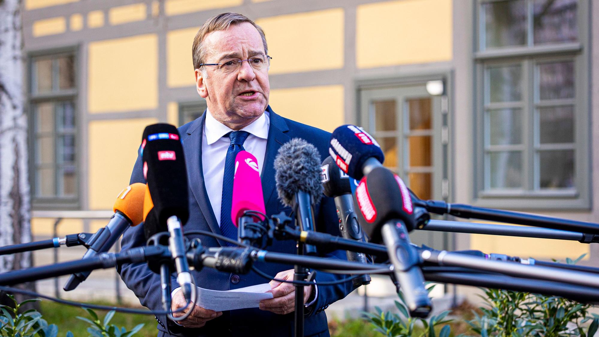 Boris Pistorius (SPD), Innenminister von Niedersachsen und künftiger Bundesverteidigungsminister, spricht bei einem Pressestatement im niedersächsischen Innenministerium.