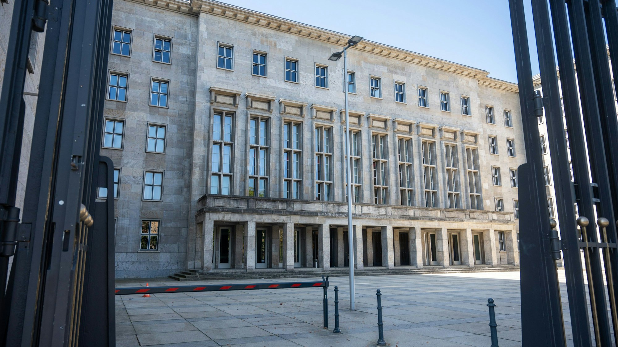 09.09.2021, Berlin: Das Tor zum Bundesministerium der Finanzen steht offen. Die Staatsanwaltschaft Osnabrück durchsucht seit Donnerstagmorgen das Bundesfinanzministerium und das Bundesjustizministerium in Berlin. Foto: Christophe Gateau/dpa +++ dpa-Bildfunk +++