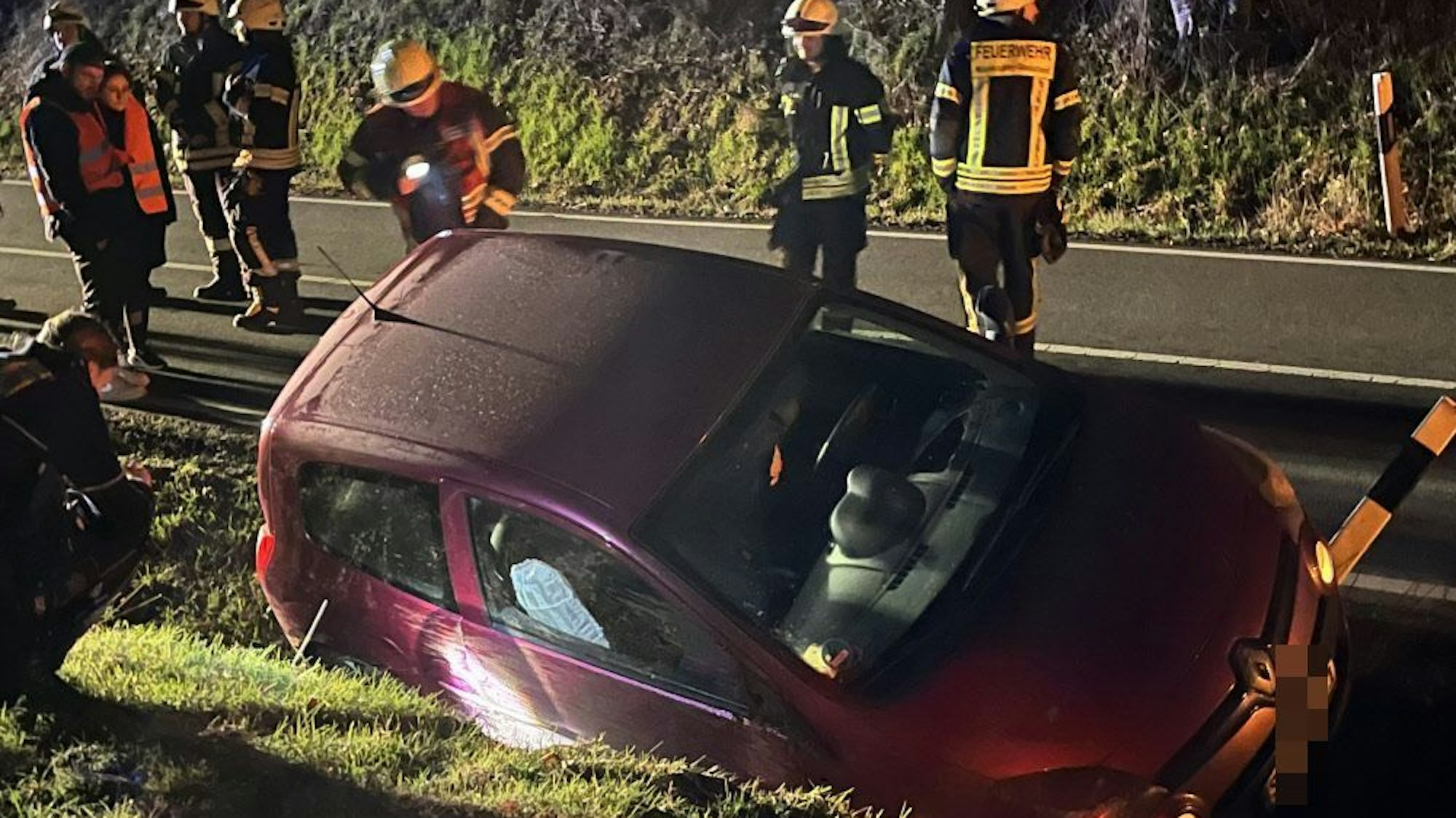 Ein Auto ist im Straßengraben gelandet.